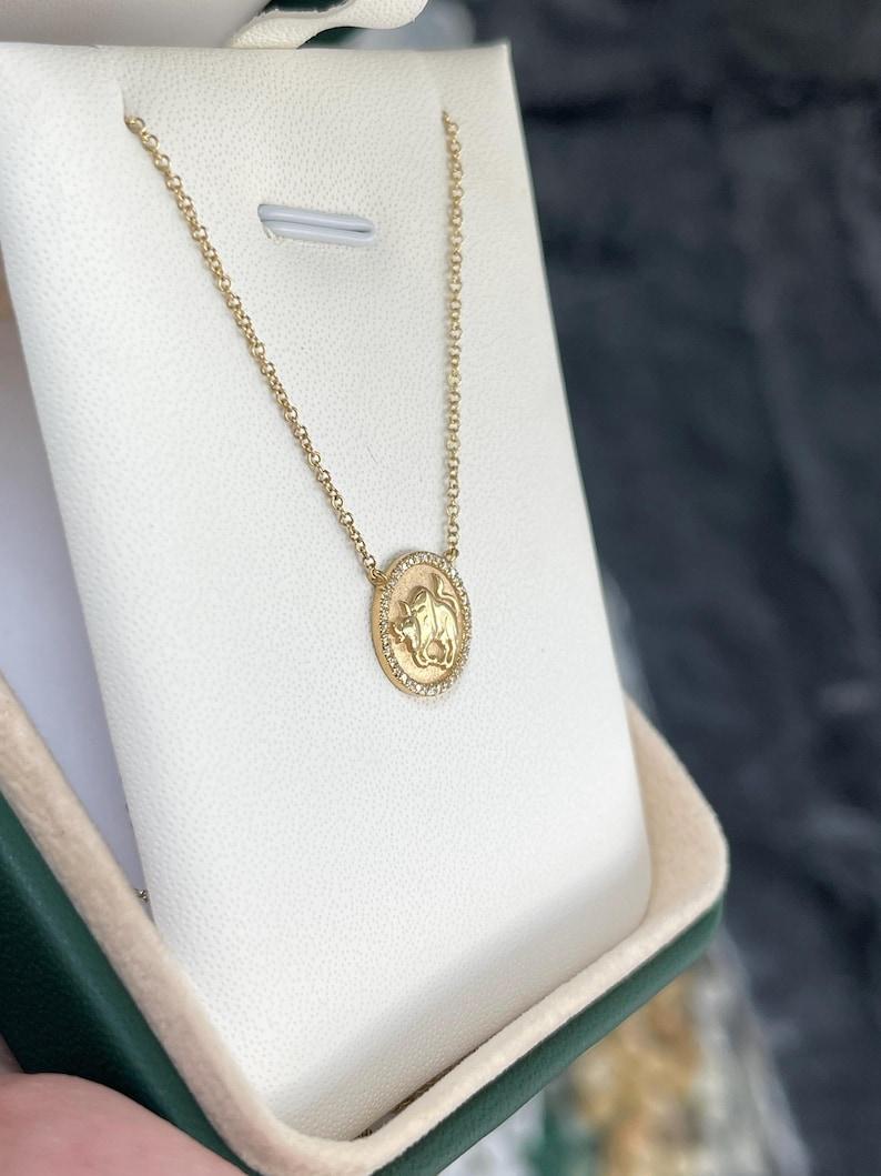 Moderno Collana Zodiac in oro 14K - Medaglione del Toro con diamanti 3D - Catena regolabile in vendita