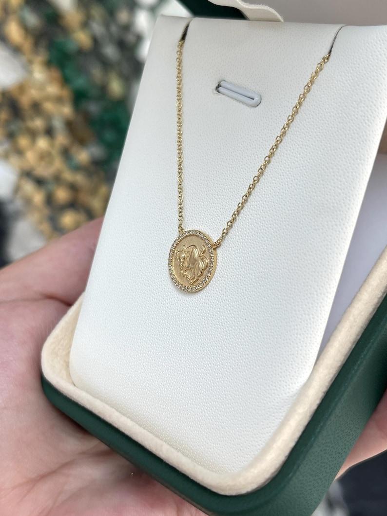 Taglio rotondo Collana Zodiac in oro 14K - Medaglione del Toro con diamanti 3D - Catena regolabile in vendita