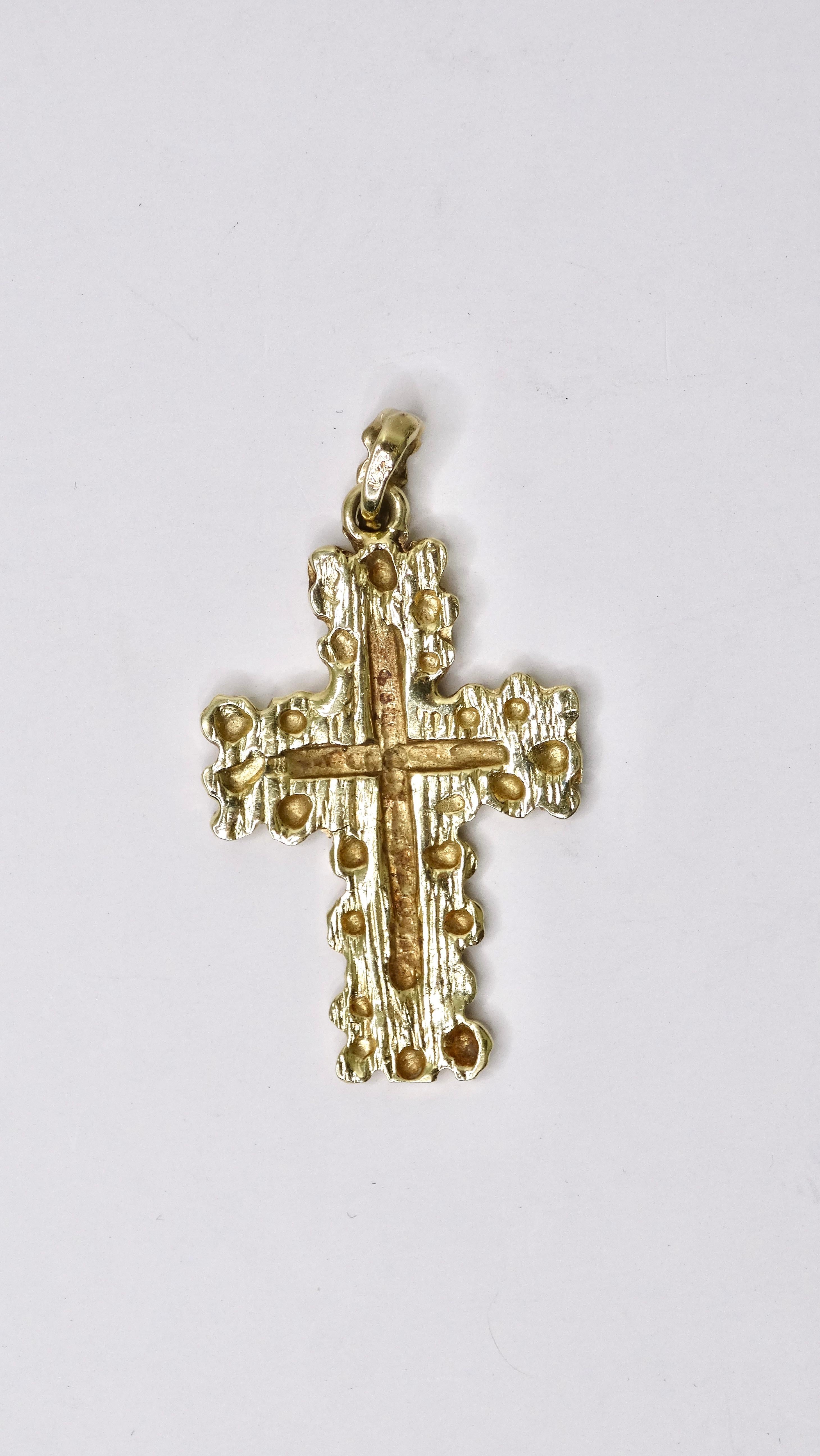 14k Gold Textured Cross Pendant In Excellent Condition For Sale In Scottsdale, AZ