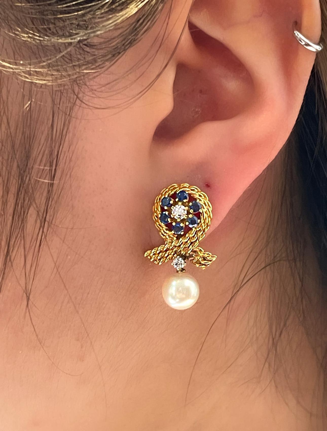 Art Déco Orecchini con pera naturale, diamante e zaffiro in oro 14K con motivo a nastro testurizzato in vendita