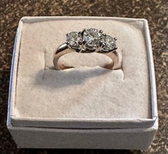 14 Karat Gold Ring mit drei Diamanten
