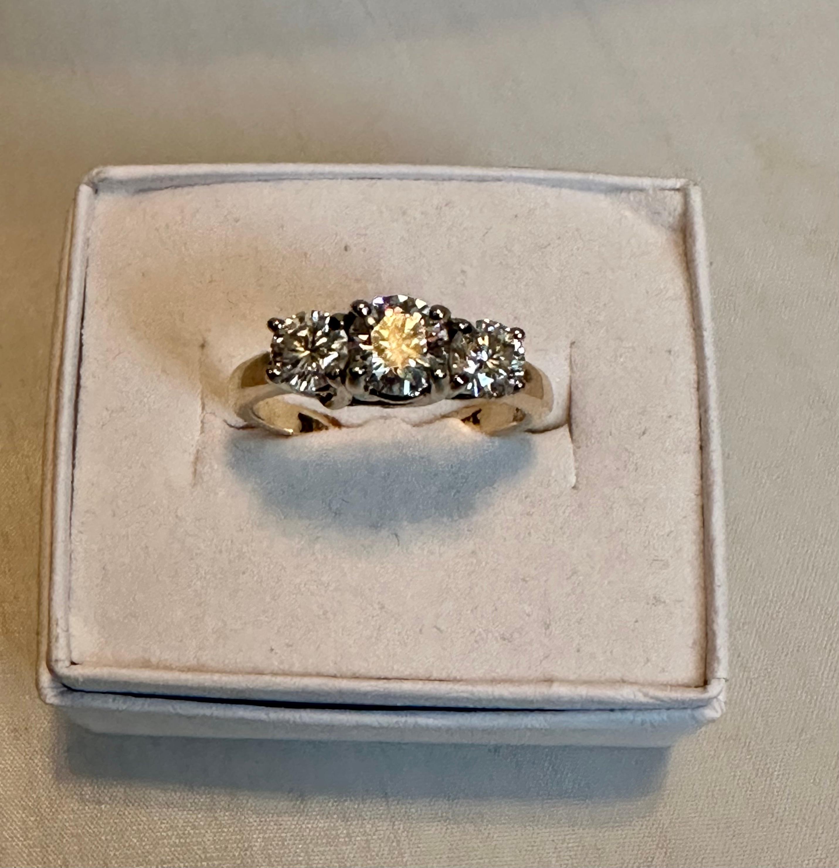 14 Karat Gold Ring mit drei Diamanten (amerikanisch) im Angebot