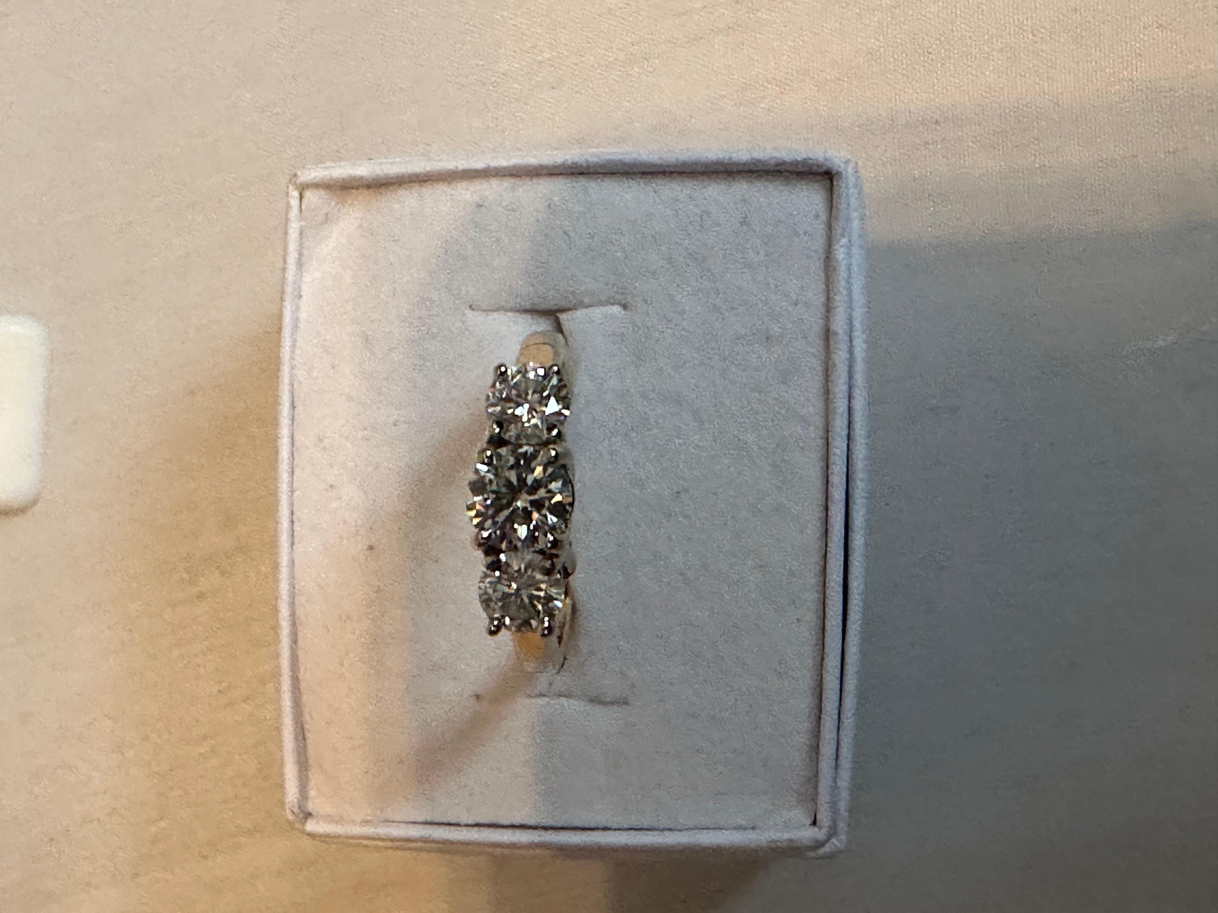 14K Gold Three Diamond Ring In Good Condition For Sale In Bronx, NY