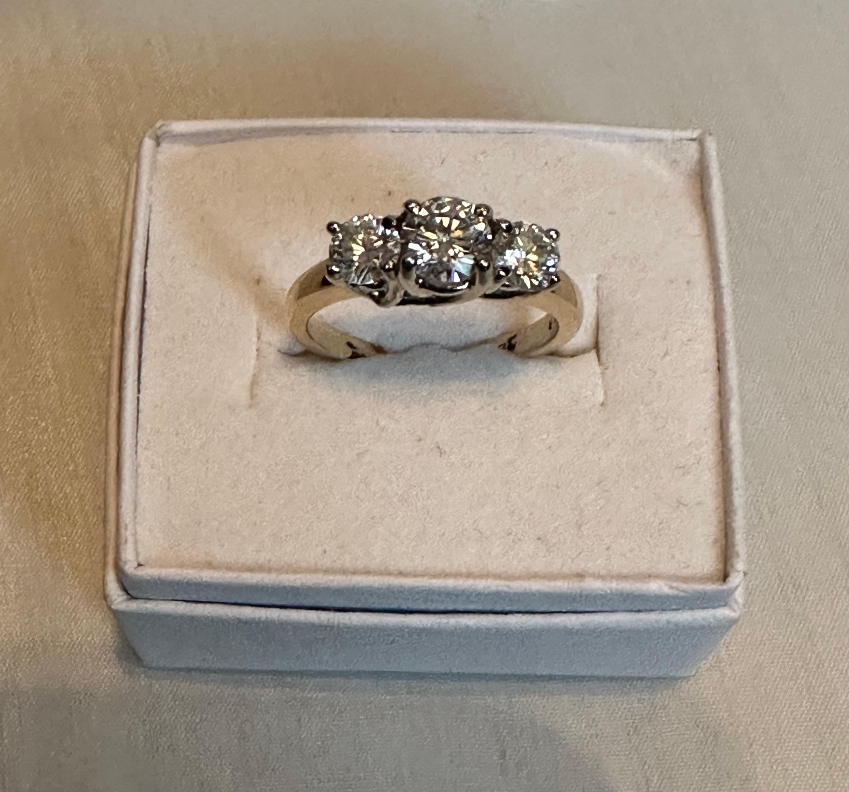 14 Karat Gold Ring mit drei Diamanten (Mitte des 20. Jahrhunderts) im Angebot