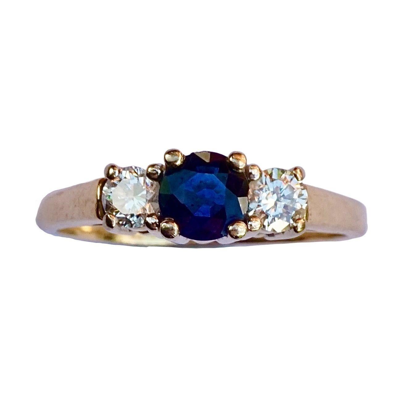 Bellissimo anello a tre pietre con diamanti e zaffiri in oro 14K. Il marchio del produttore è Libco. Misura dell'anello UK L 1/2 / US 5 7/8,  diametro interno 1,7 cm. I diamanti misurano 3 mm di diametro e lo zaffiro 5 mm di diametro. L'impostazione