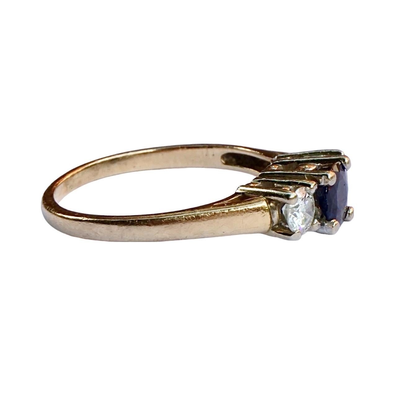 Taglio rotondo Anello in oro 14K con tre pietre di diamante e zaffiro in vendita