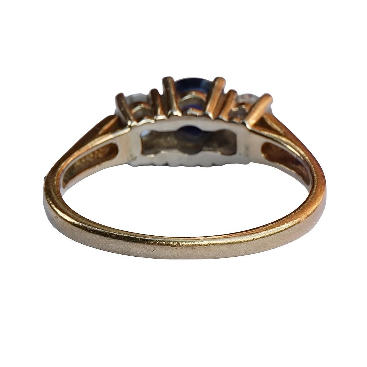Anello in oro 14K con tre pietre di diamante e zaffiro In condizioni buone in vendita a London, GB