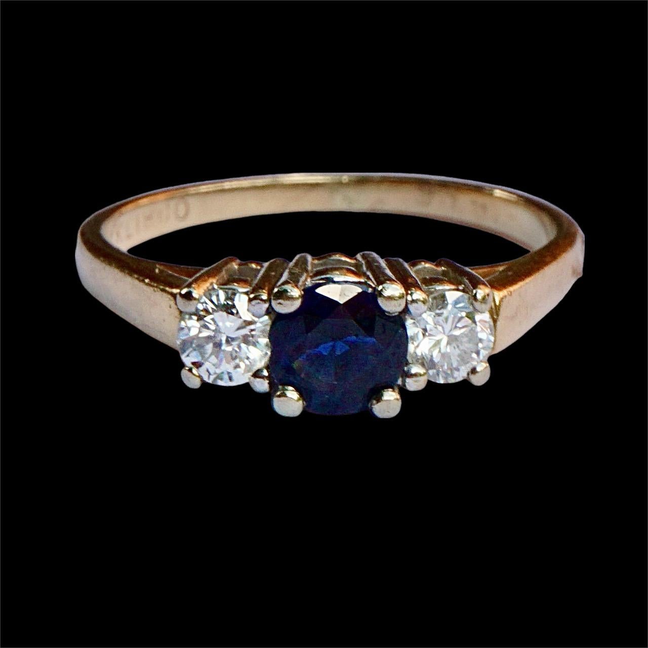 Anello in oro 14K con tre pietre di diamante e zaffiro in vendita 2