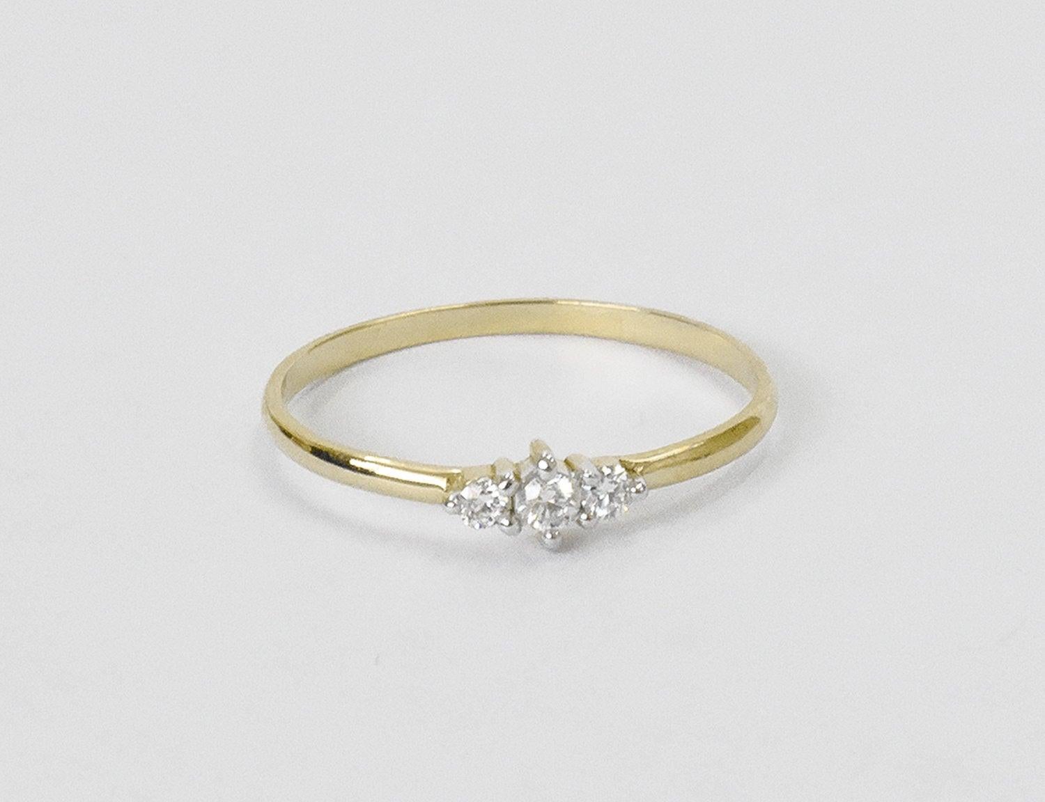 Im Angebot: Verlobungsring aus 14 Karat Gold mit drei Steinen und Diamanten im Dreisteinschliff () 5