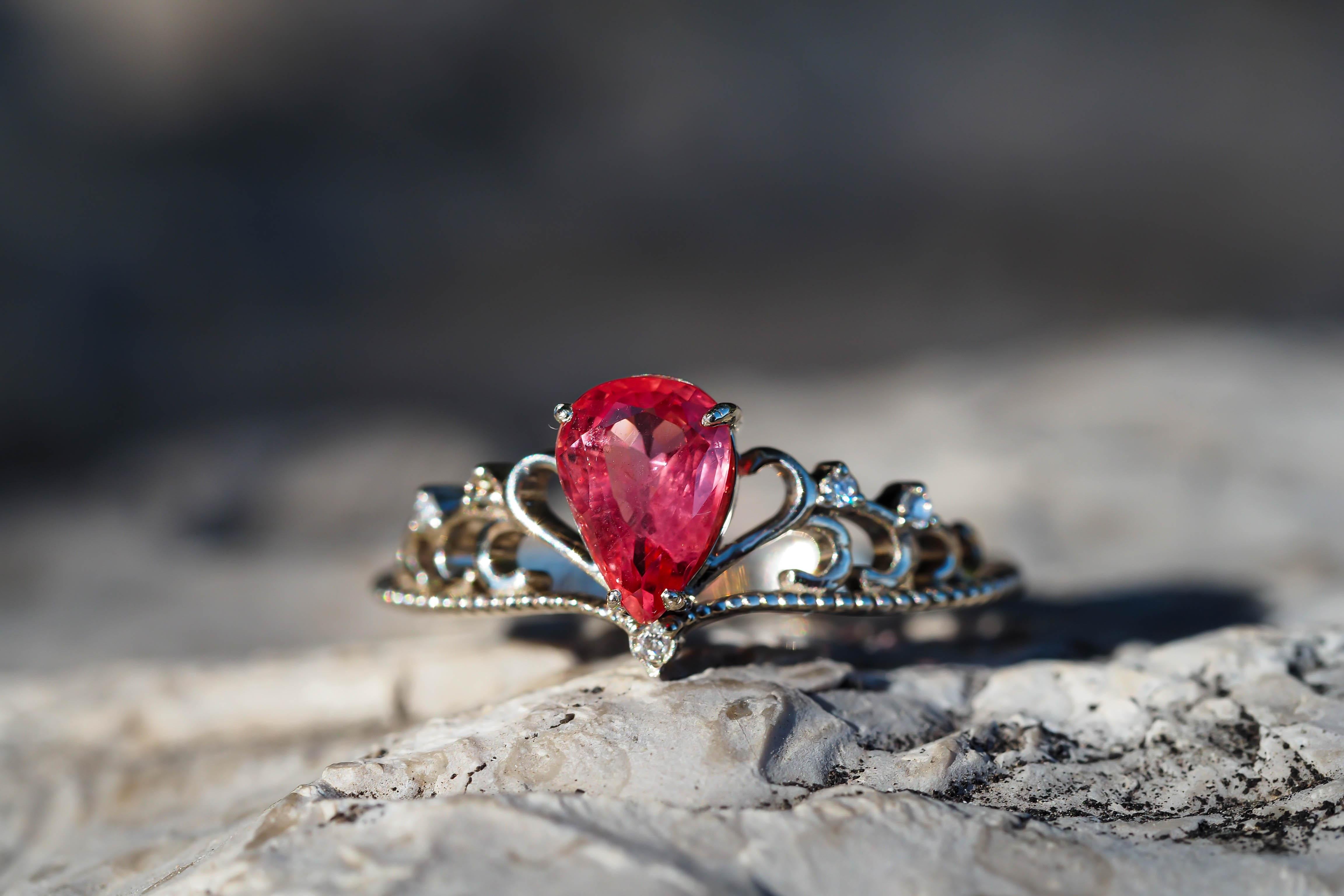 Im Angebot: 14 Karat Gold Tiara Ring mit rosa Turmalin und Diamanten. () 10