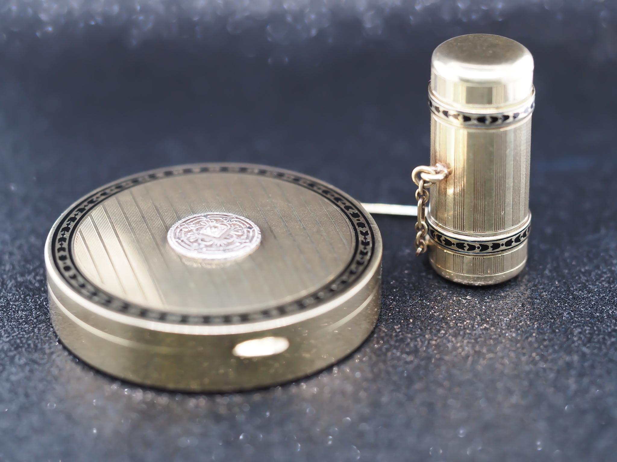 Or 14 carats Tiffany & Co. Porte-rouge à lèvres et set compact avec chaîne. Bon état - En vente à Hicksville, NY