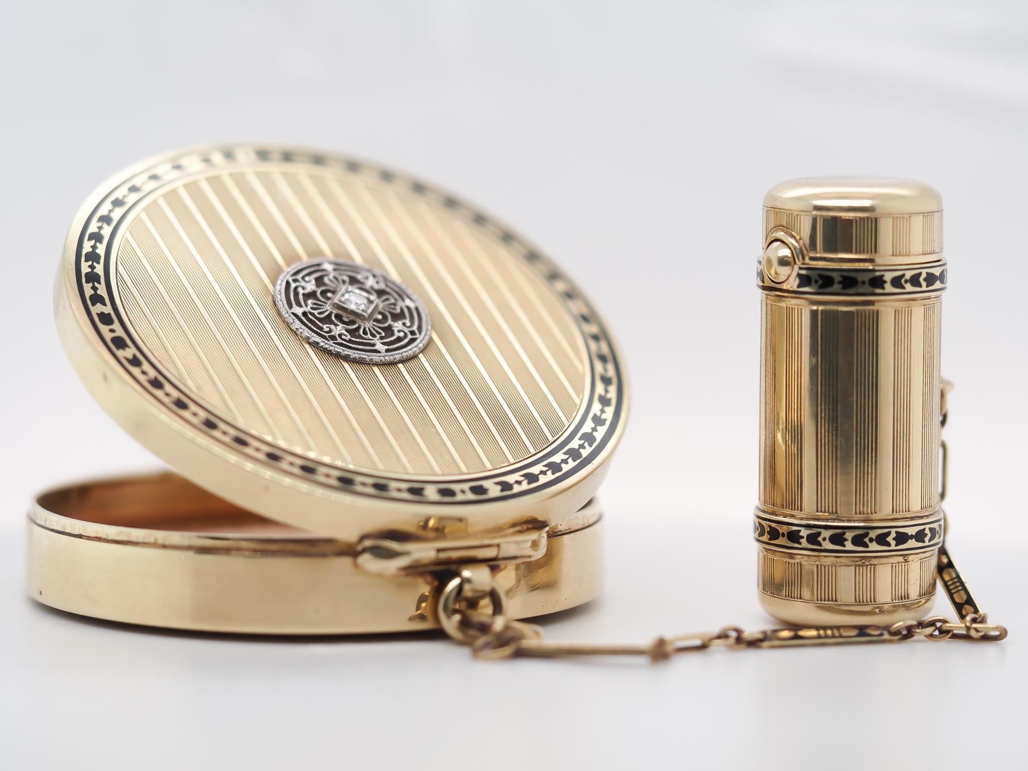 Or 14 carats Tiffany & Co. Porte-rouge à lèvres et set compact avec chaîne. Unisexe en vente