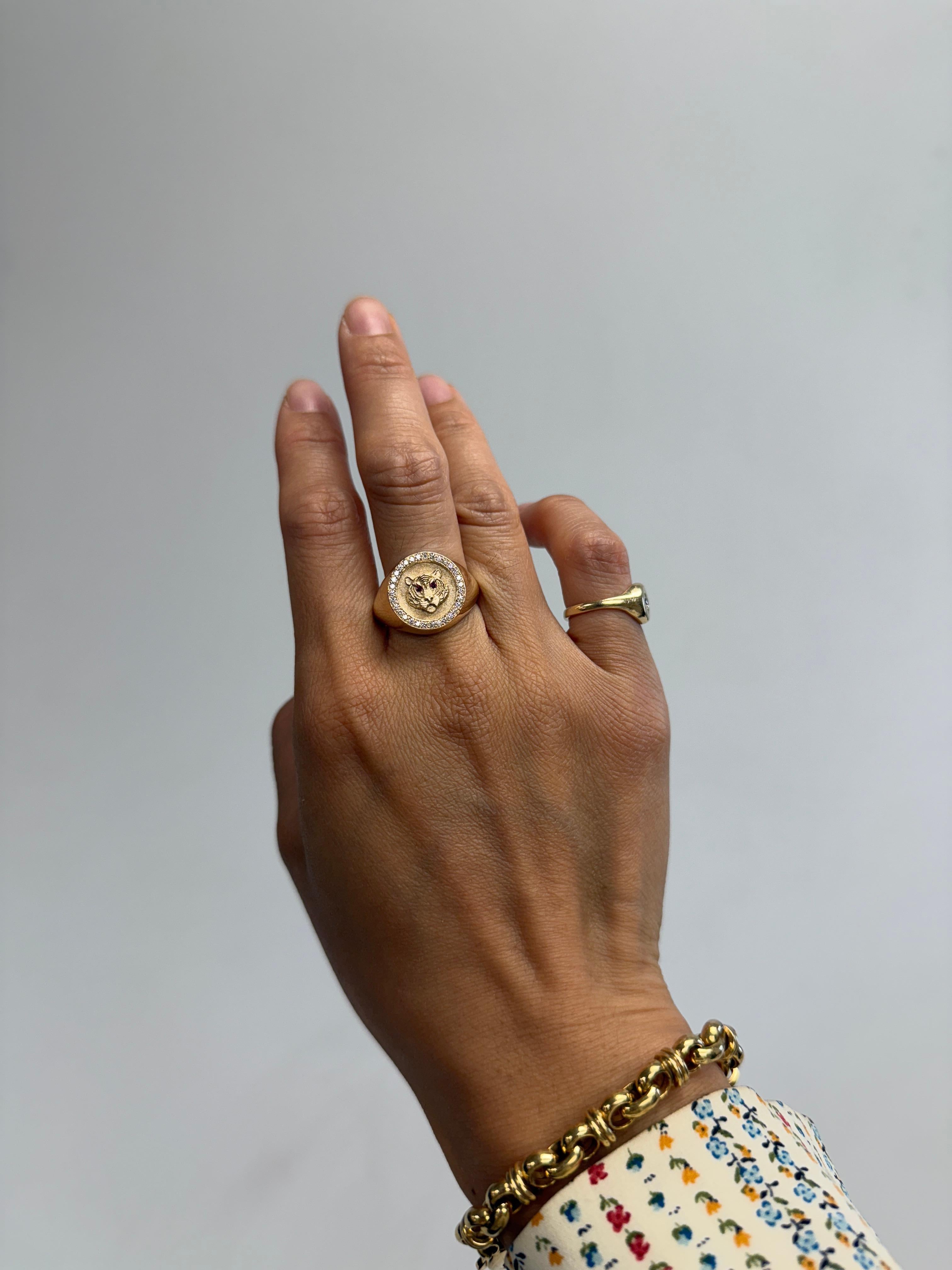Contemporain Bague chevalière en or 14k avec diamant tigre et yeux en rubis en vente