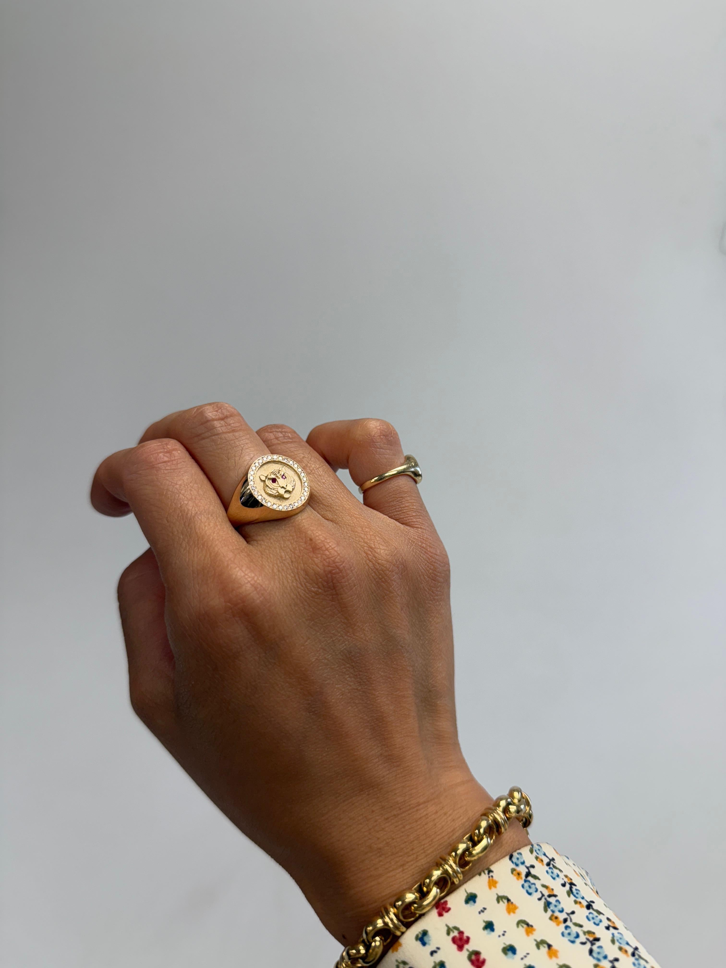 Bague chevalière en or 14k avec diamant tigre et yeux en rubis Neuf - En vente à Wallingford, CT