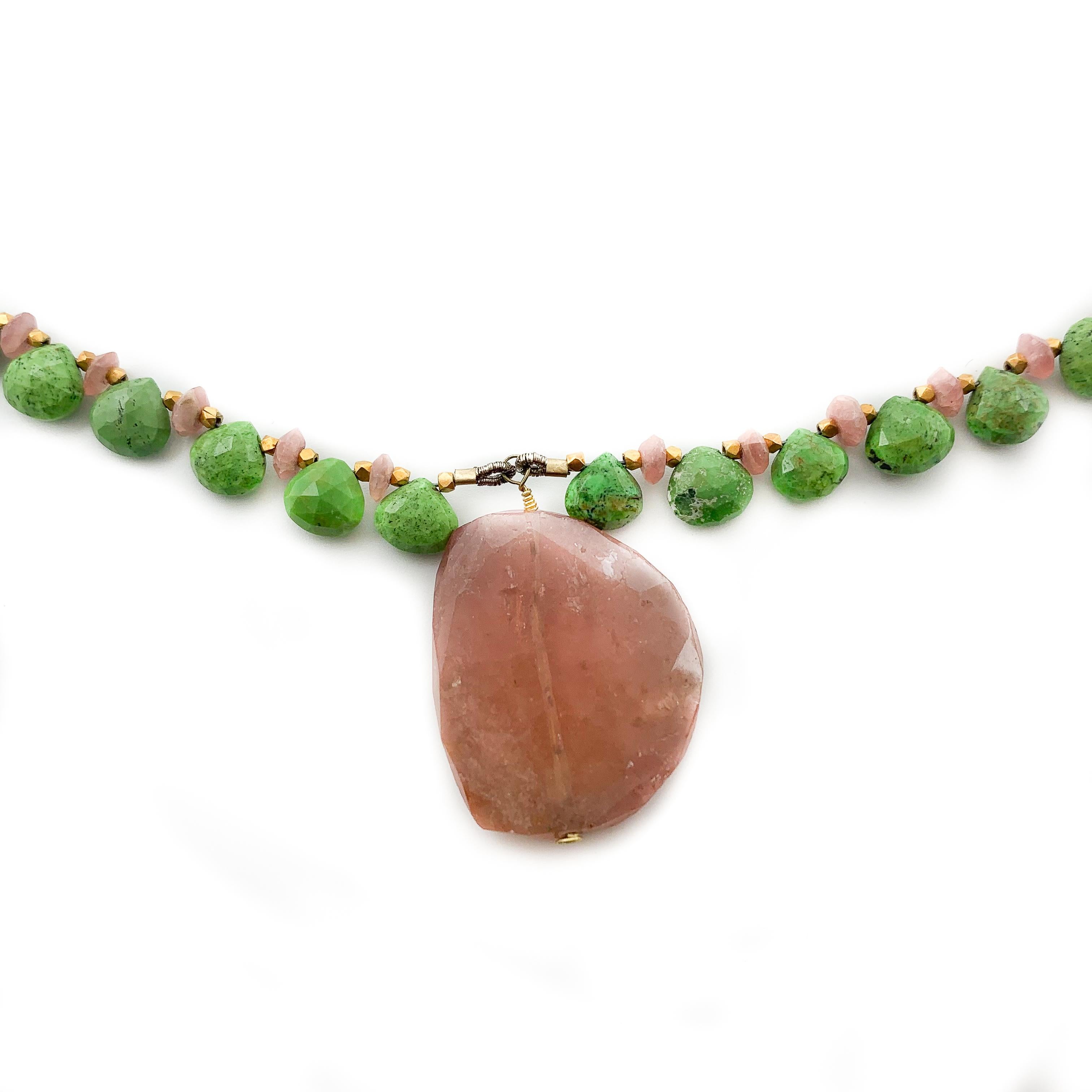 Perle Collier pendentif en or 14 carats, tourmaline et pierre fine nonkite à brins en vente