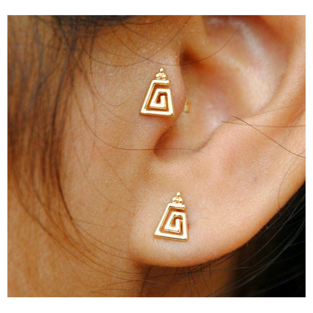 14k Gold Trapezium Spiral Tragus Lobe Helix Cartilage Ohrring Geometrischer Ohrring. im Angebot