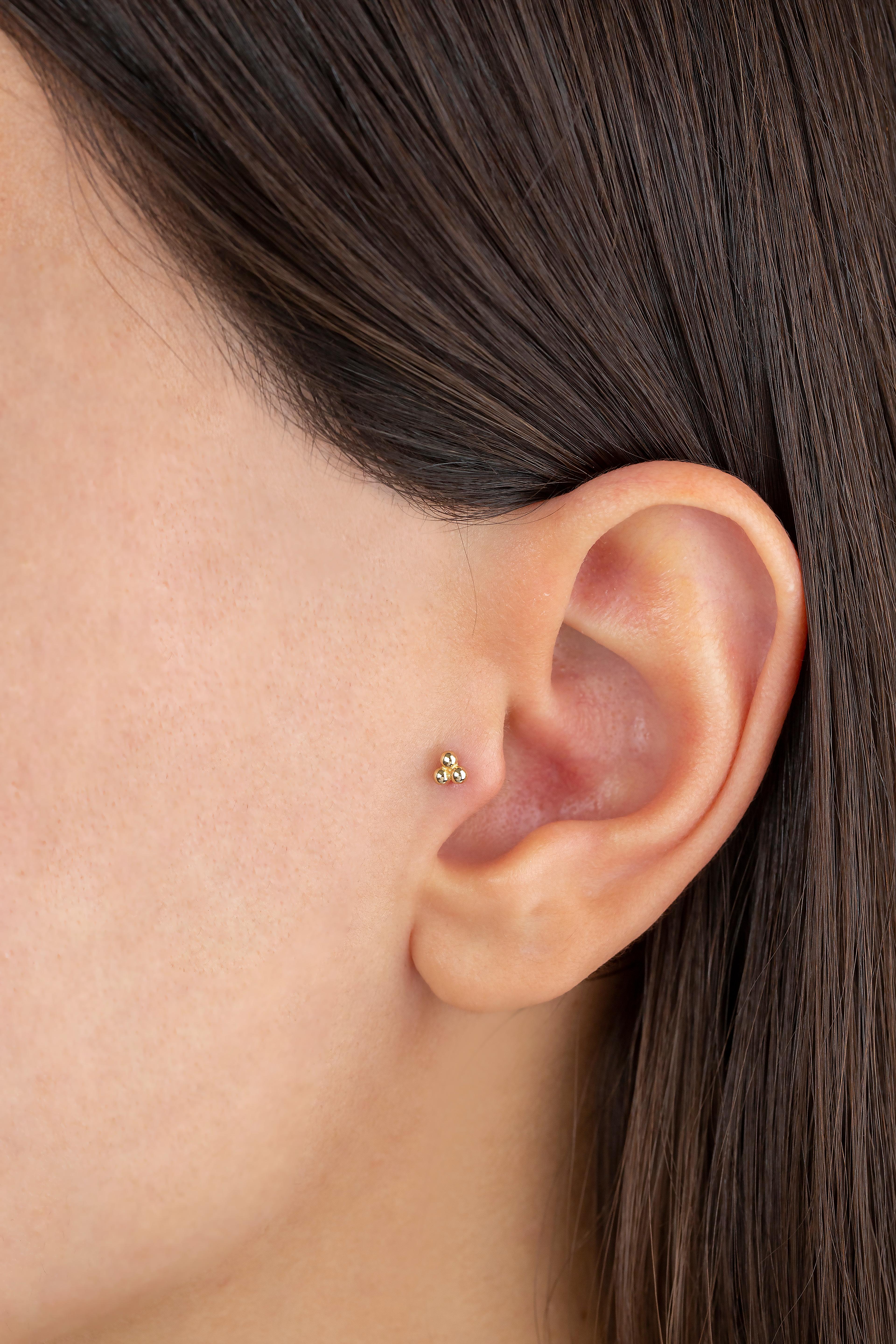 piercing en or 14K Tria Dot, boucles d'oreilles en or à trois boules

Vous pouvez également utiliser le piercing comme boucle d'oreille ! Ce piercing convient également pour le tragus, le nez, l'hélix, le lobe, le plat, la méduse, le monreo, le
