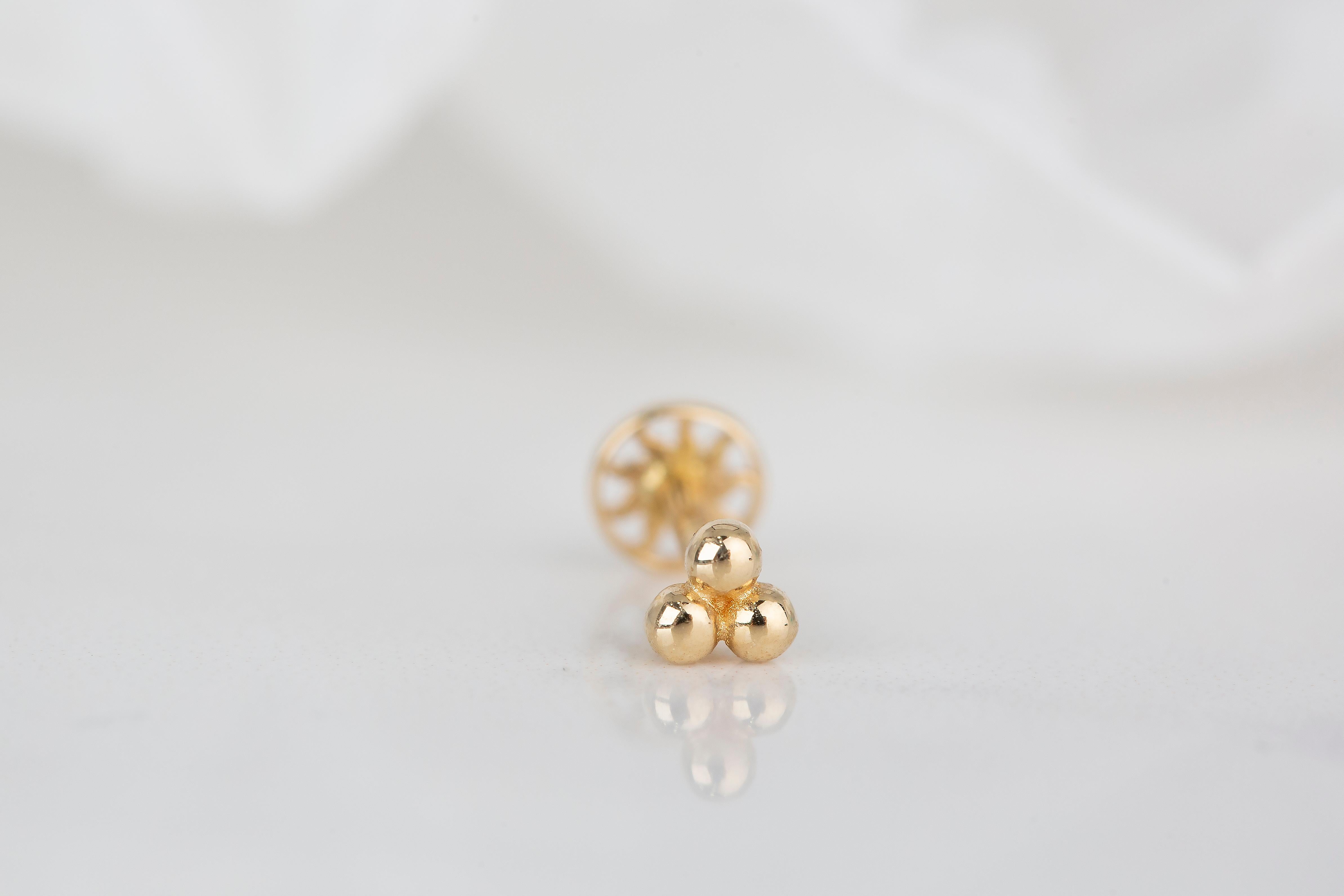 Women's 14K Gold Tria Dot Piercing, Three Balls Gold Stud Earring For Sale
