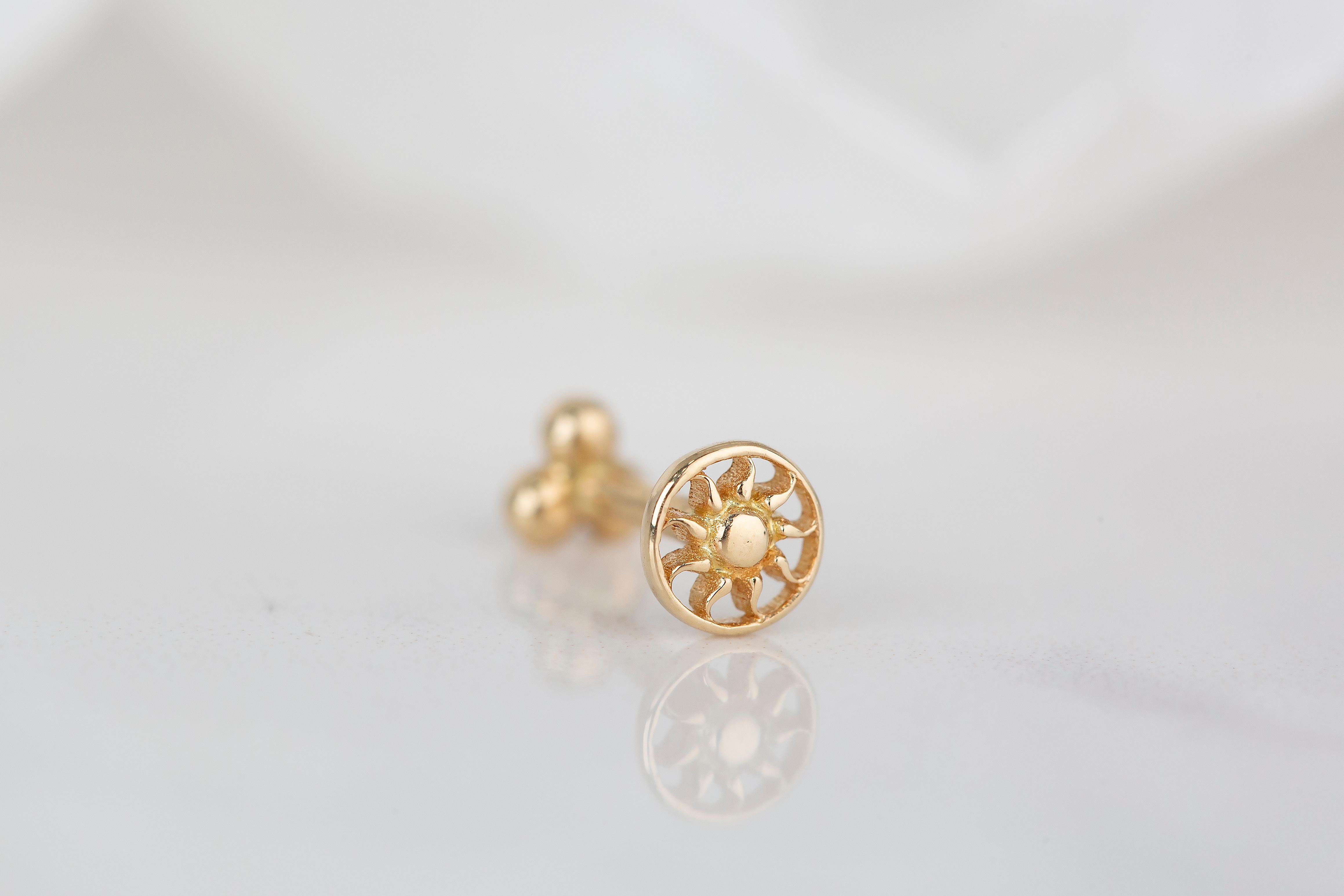 14K Gold Tria Dot Piercing, Three Balls Gold Stud Earring For Sale 4