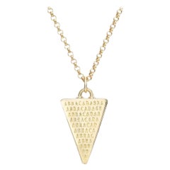 Bracelet médaillon Abracadabra triangulaire en or 14 carats