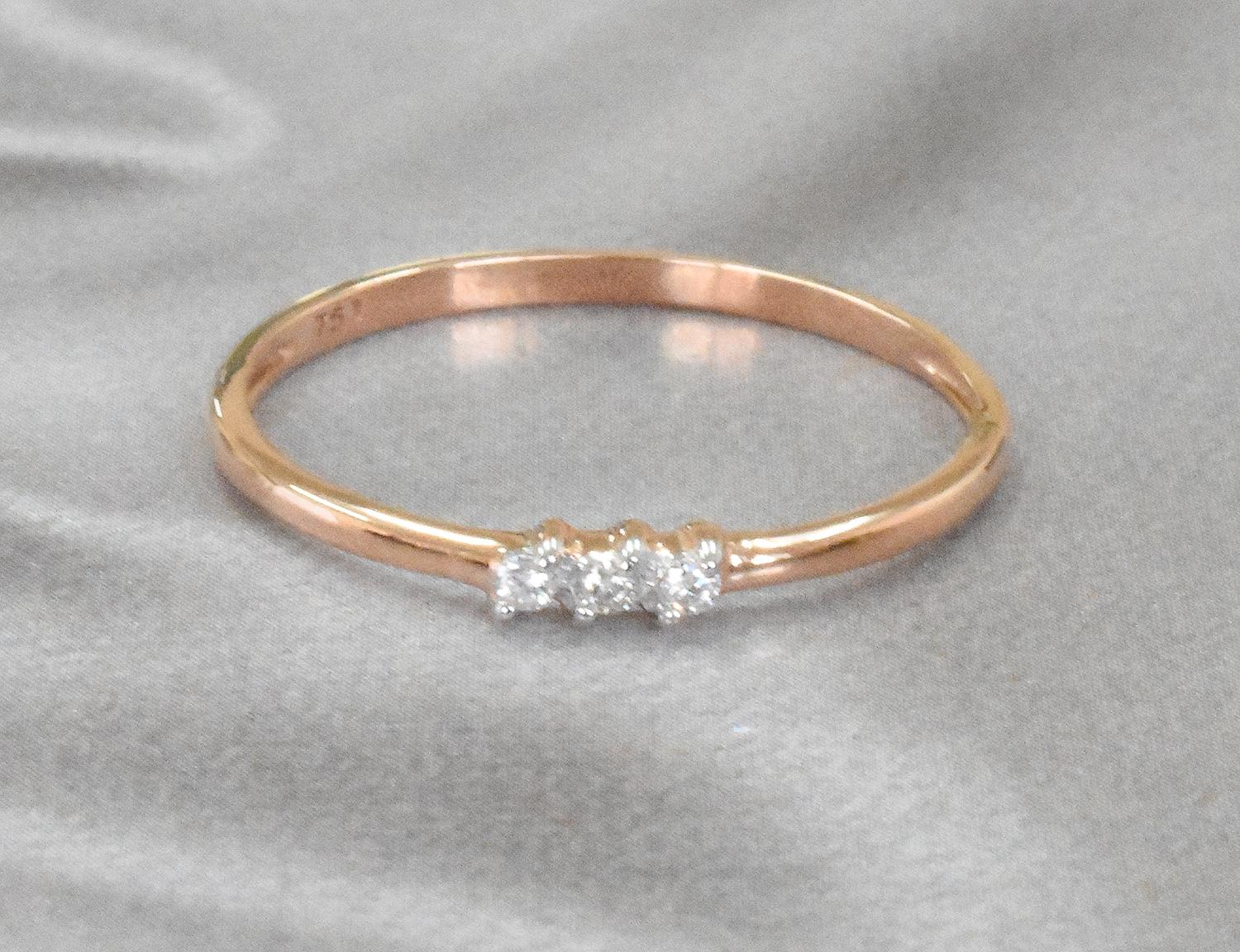 En vente :  Bague à anneau en or 14 carats avec trio de diamants 9