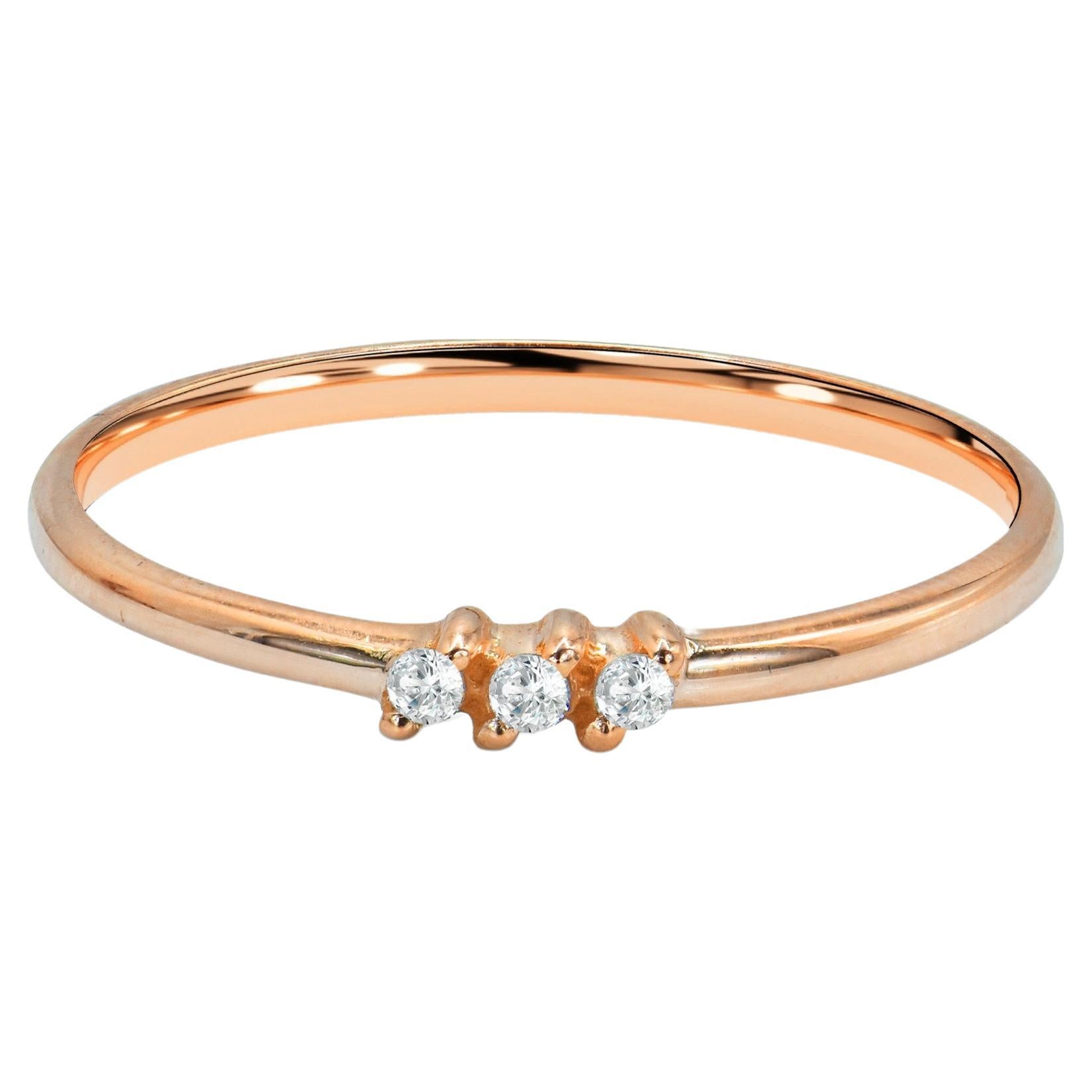 En vente :  Bague à anneau en or 14 carats avec trio de diamants