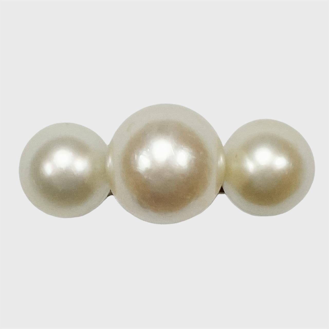 14K gold ring with three beautiful cultured pearls in a simple setting. Ring size UK K 1/2 / US 5 3/8 inside diameter 1.65 cm / .65 inch. The large pearl is 8 mm, and the small pearls are 6.5 mm.

This is a beautiful gold and cultured pearl dress