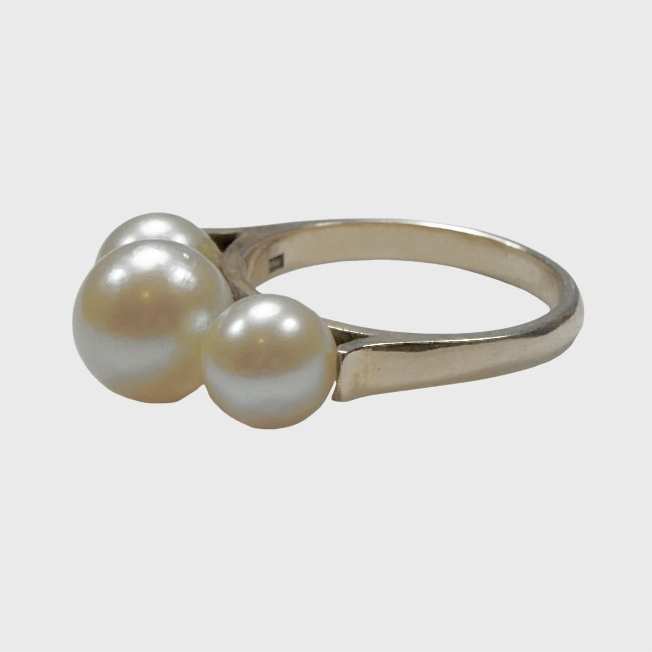 Round Cut 14K Gold Triple Cultured Pearl Dress Ring For Sale
