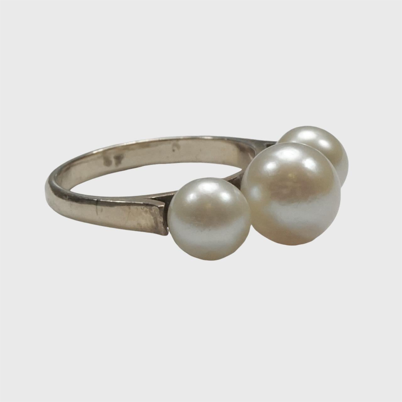 14K Gold Triple Cultured Pearl Dress Ring In Good Condition For Sale In London, GB