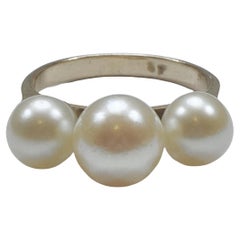 Anillo de oro de 14 quilates con triple perla cultivada