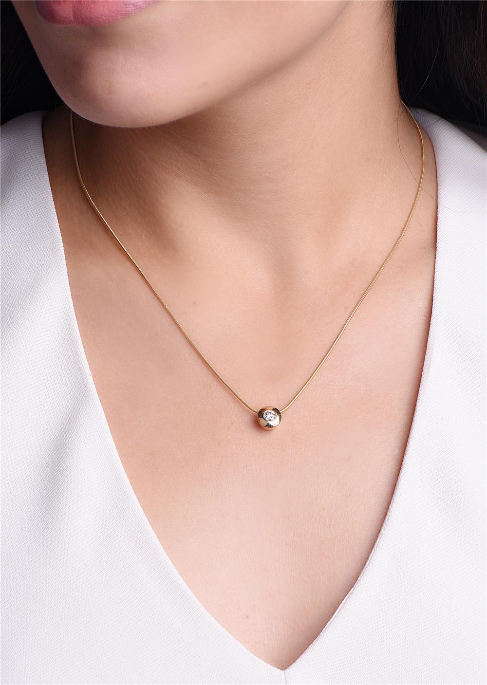 Taille ronde Chaîne tubulaire en or 14 carats avec pendentif en diamants en vente