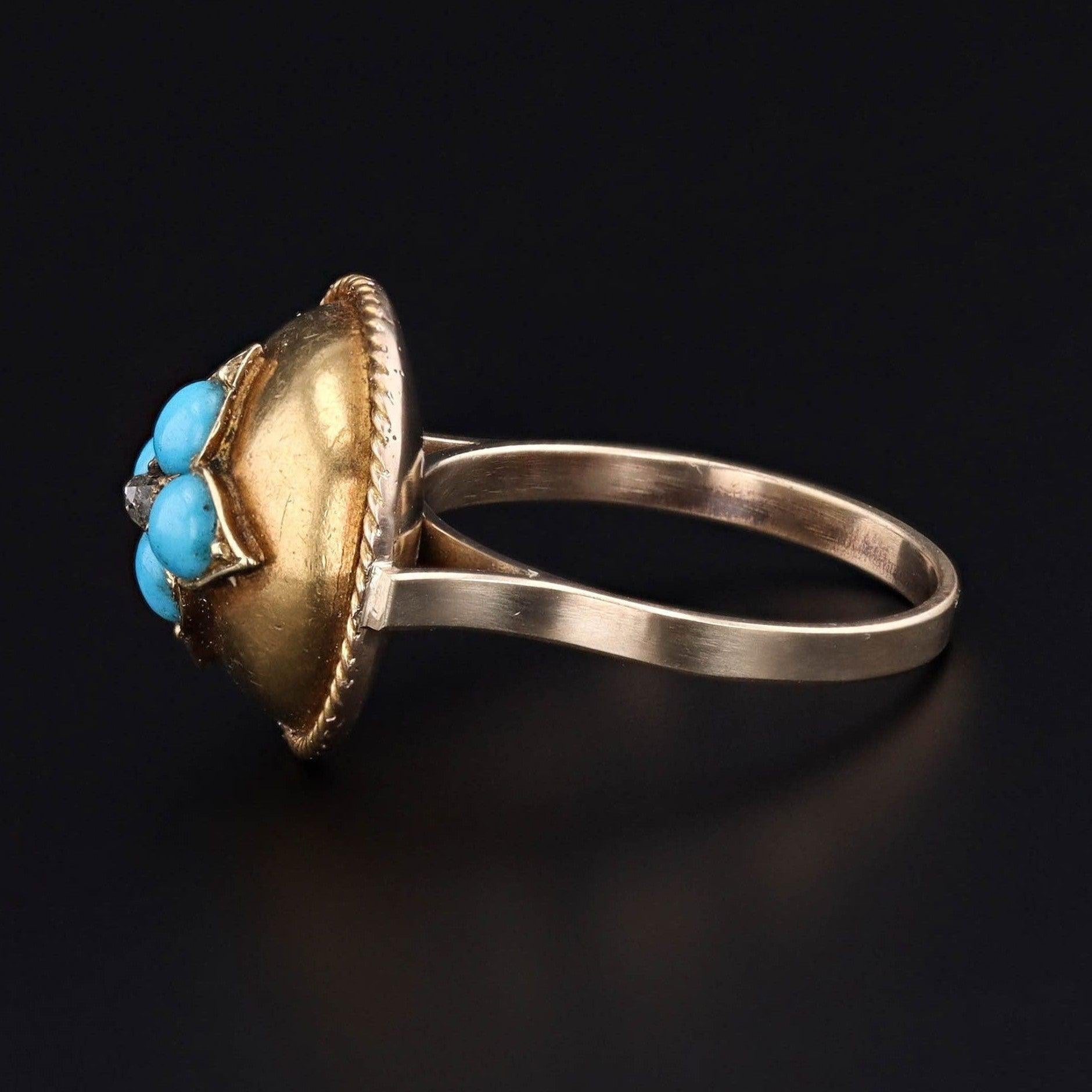 Si dice che il turchese favorisca l'equilibrio emotivo e l'armonia.

Questo anello in oro 14k è stato ricavato da un bottone antico (circa 1880). Presenta cabochon di turchese e un singolo diamante al centro.

La faccia dell'anello misura 0,65