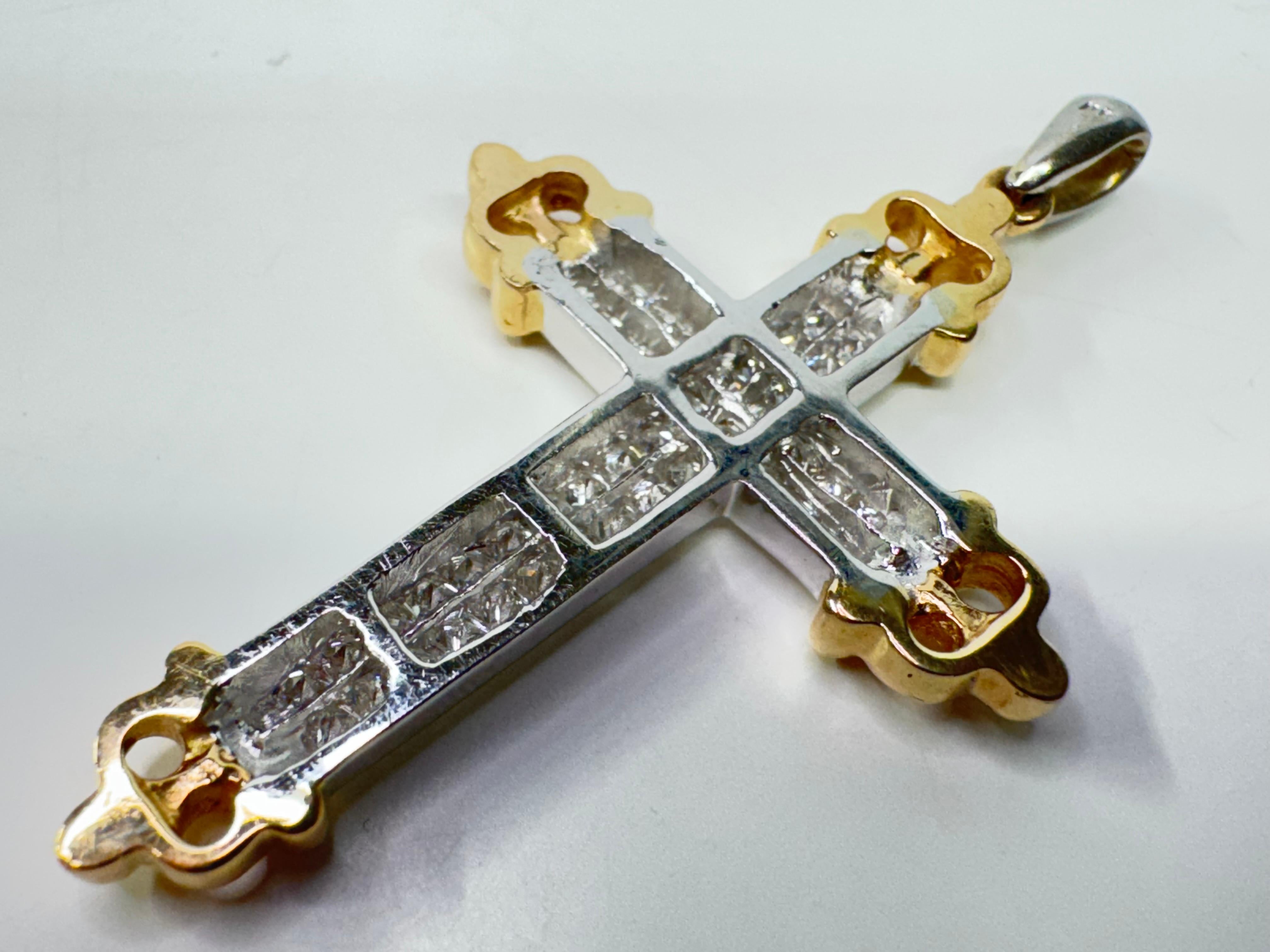 14k Gold zweifarbiger Kreuz-Diamant-Anhänger (Carréeschliff) im Angebot