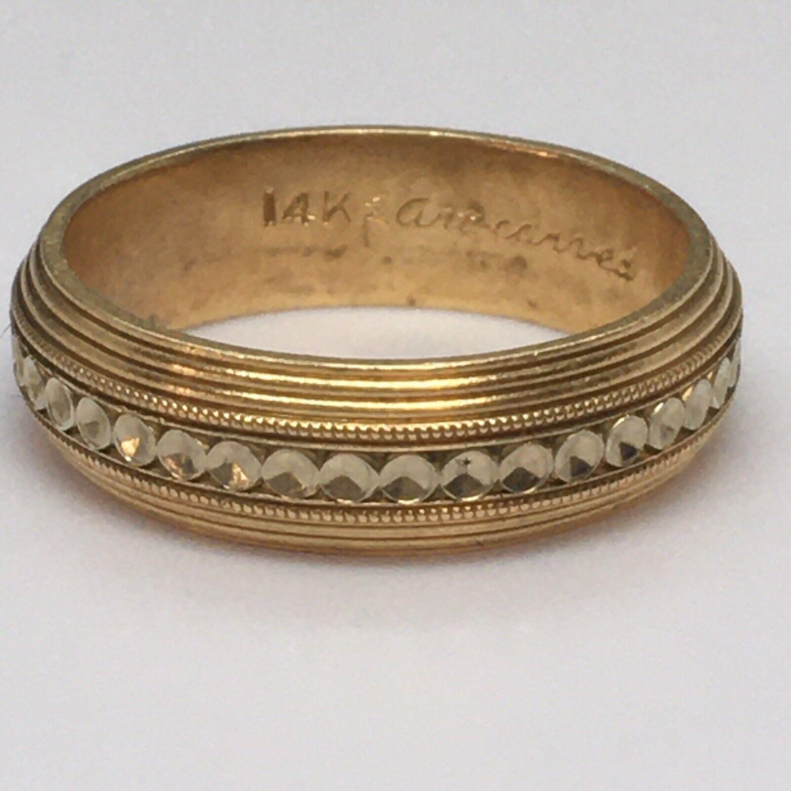 Vintage from the 1930s


Size: 5 US
Materials: Gold
Band color: Gold
Period: Art Deco

Description
14K GOLD Two Tone Design BAND RING Size 5 Floral Pattern Marked Art Carved J R Wood


Marked Art Carved
4.6 Gram
Size 6
Art Carved, J.R. Wood