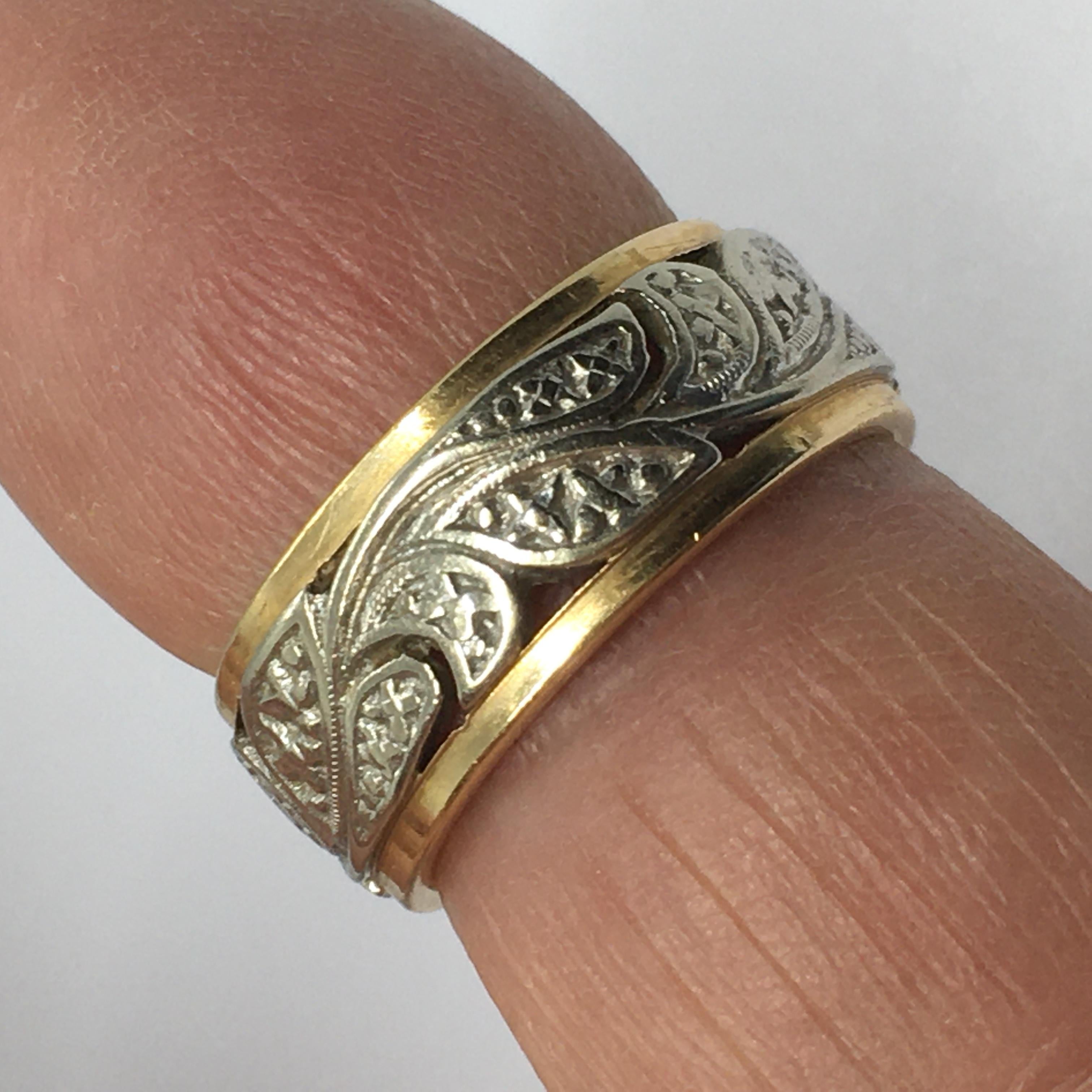 Art Deco 14K Gold Two Tone Flower Design Band Ring Floral Pattern 1930s Deco For Sale