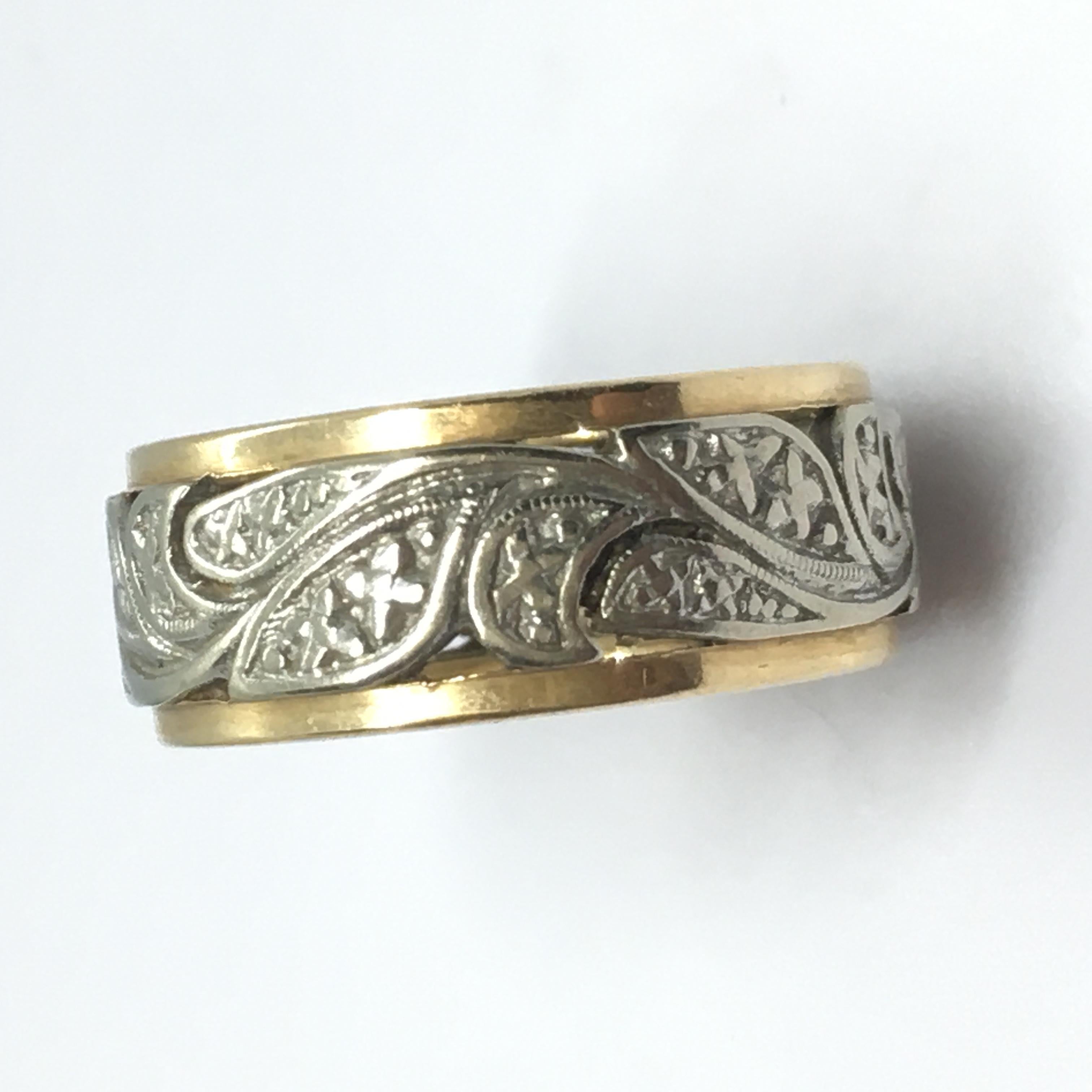 Women's or Men's 14K Gold Two Tone Flower Design Band Ring Floral Pattern 1930s Deco For Sale