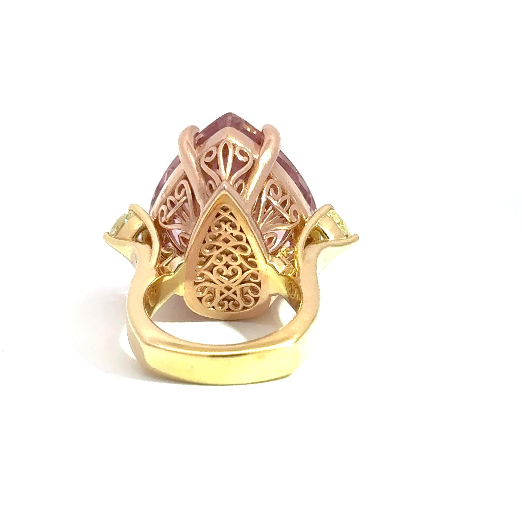 14k Gold Two-tone Kunzite and Fancy Yellow Diamond Ring im Zustand „Neu“ im Angebot in Los Angeles, CA