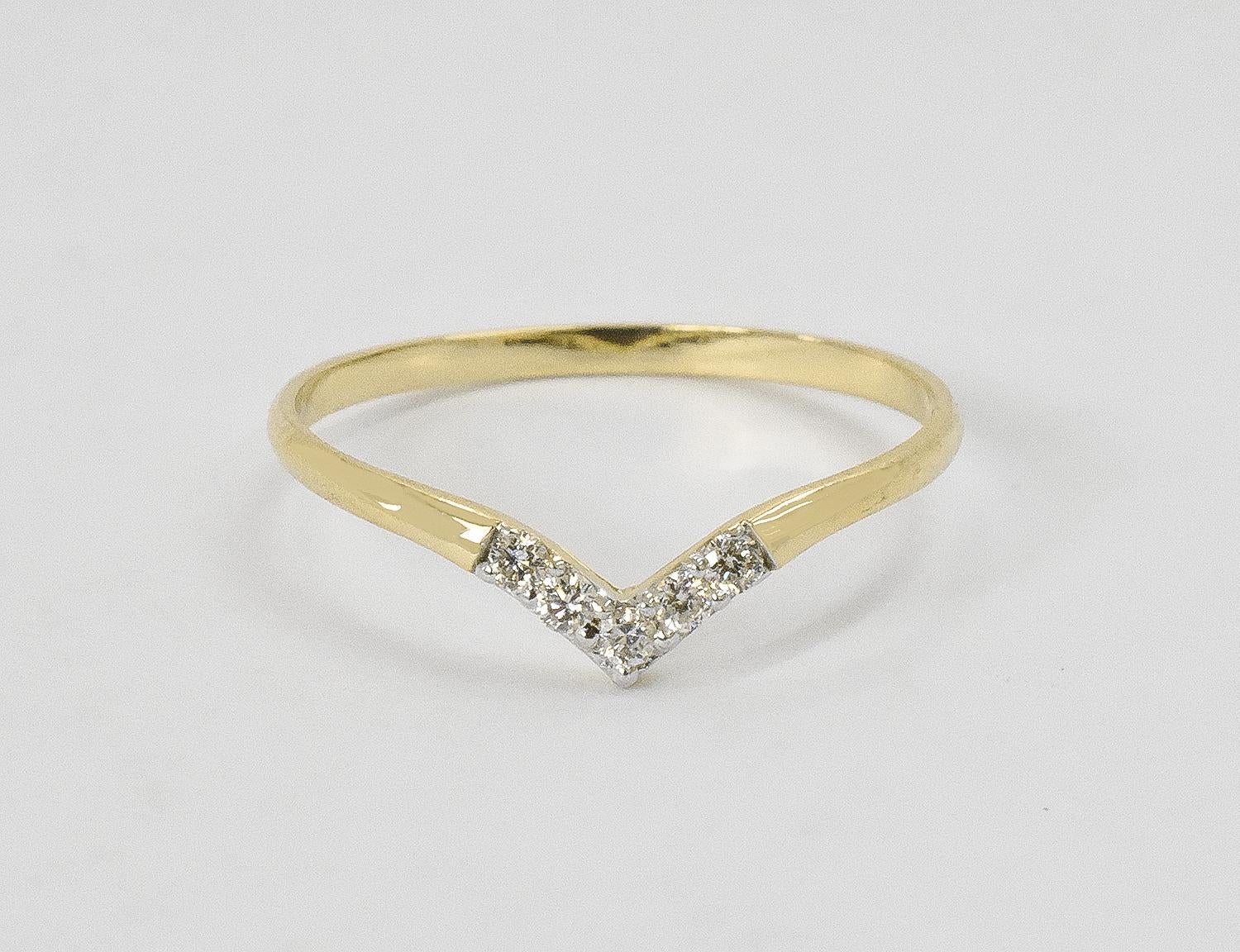 Im Angebot: 14k Gold V-förmiger Diamantring Diamant Chevron-Ring Dainty () 5