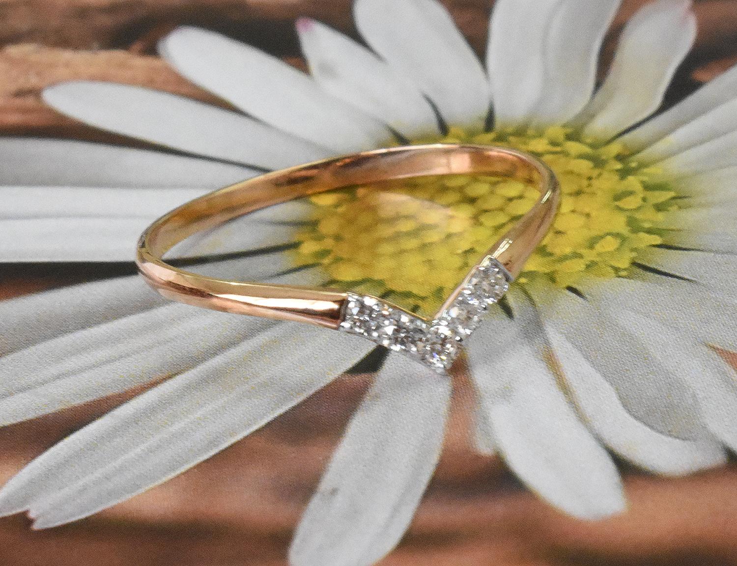 En venta: Anillo de diamantes en forma de V de oro de 14 quilates Anillo de diamantes Chevron Delicado Anillo de Novia  8