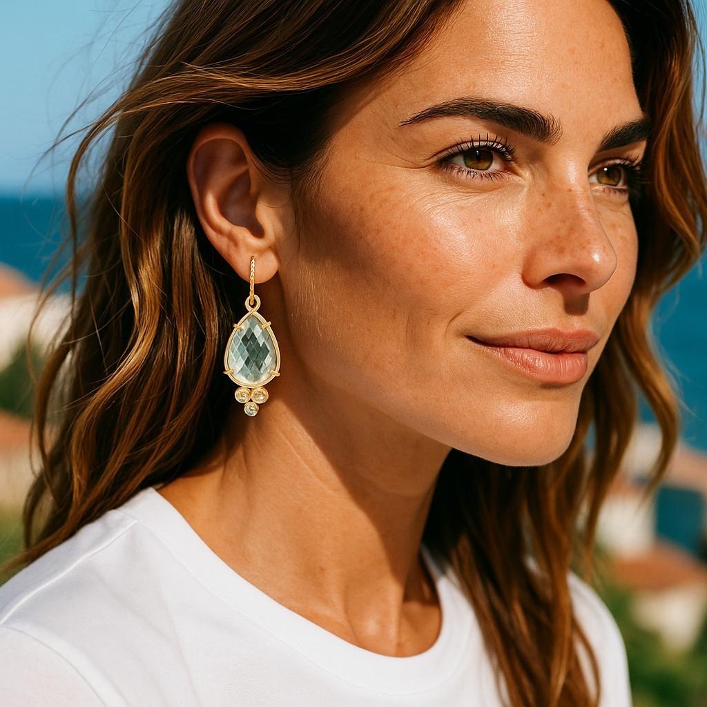 Questi splendidi orecchini sono caratterizzati da una lussuosa miscela di oro giallo 14K, citrino vibrante, diamanti e zaffiri, che li rende un accessorio squisito per ogni occasione. Il design mette in mostra una gemma citrina a forma di pera, del