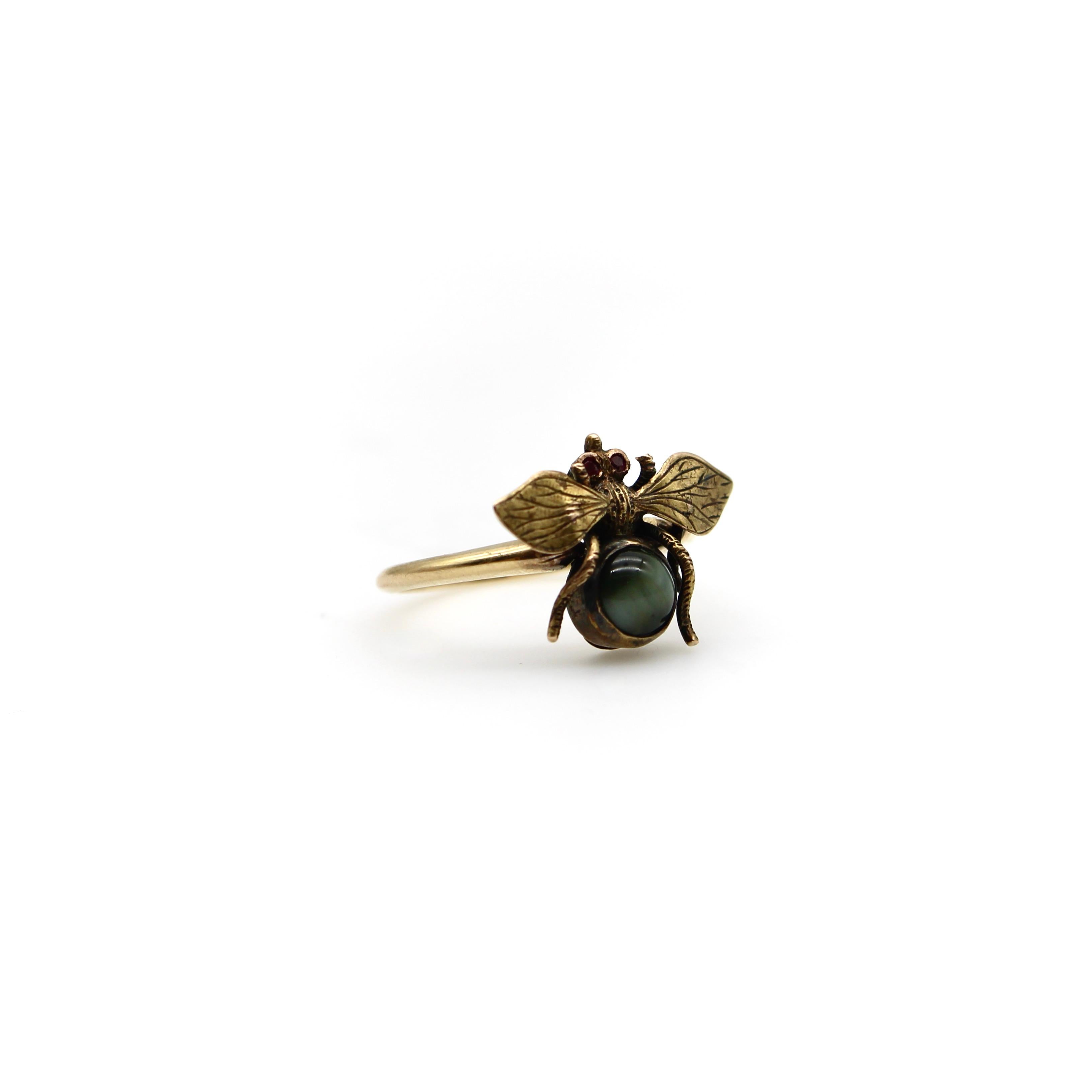 14k Gold Victorian Bee Ring with Ruby & Cats Eye In Good Condition For Sale In Venice, CA