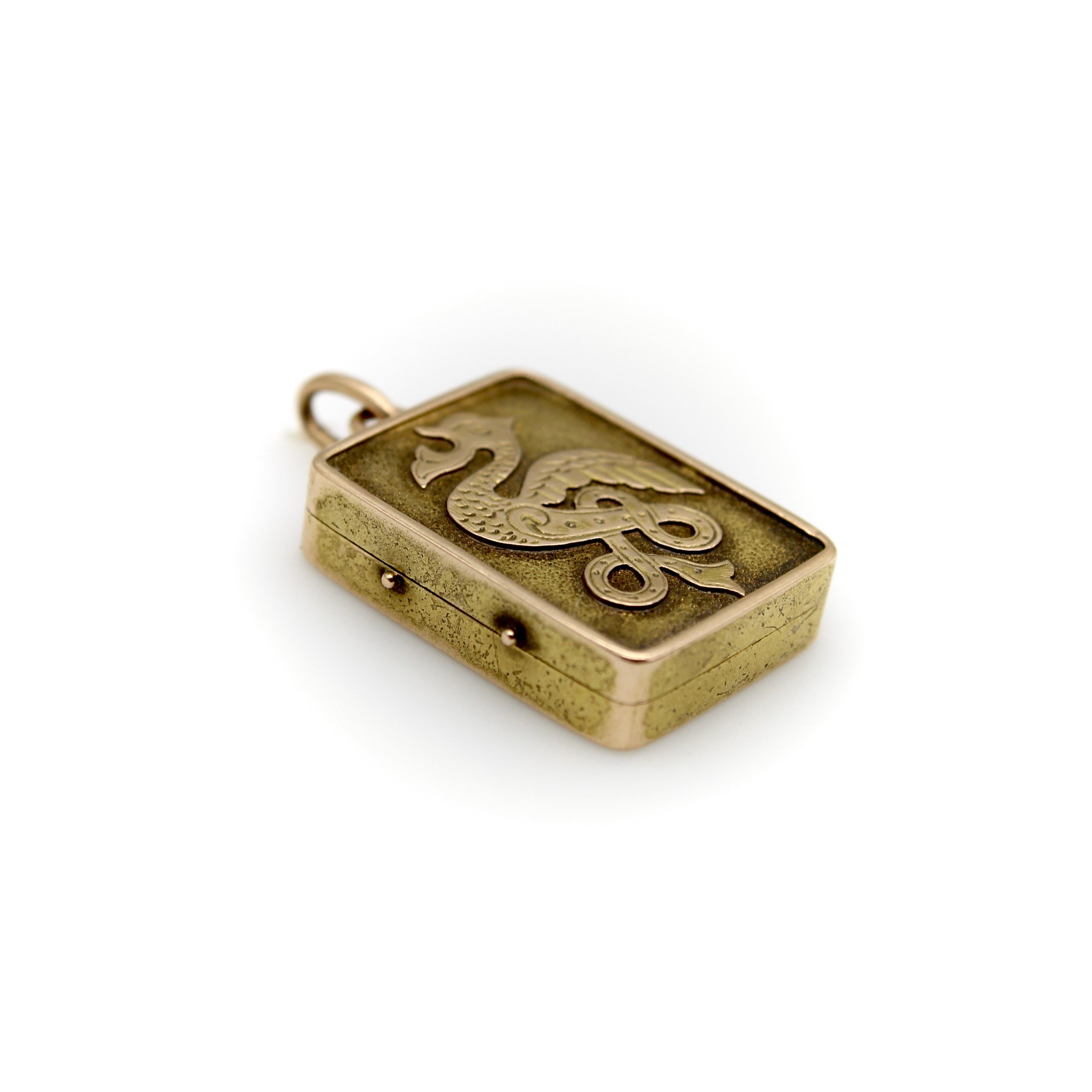 Vittoriano Medaglione vittoriano con animali celtici in oro 14K in vendita