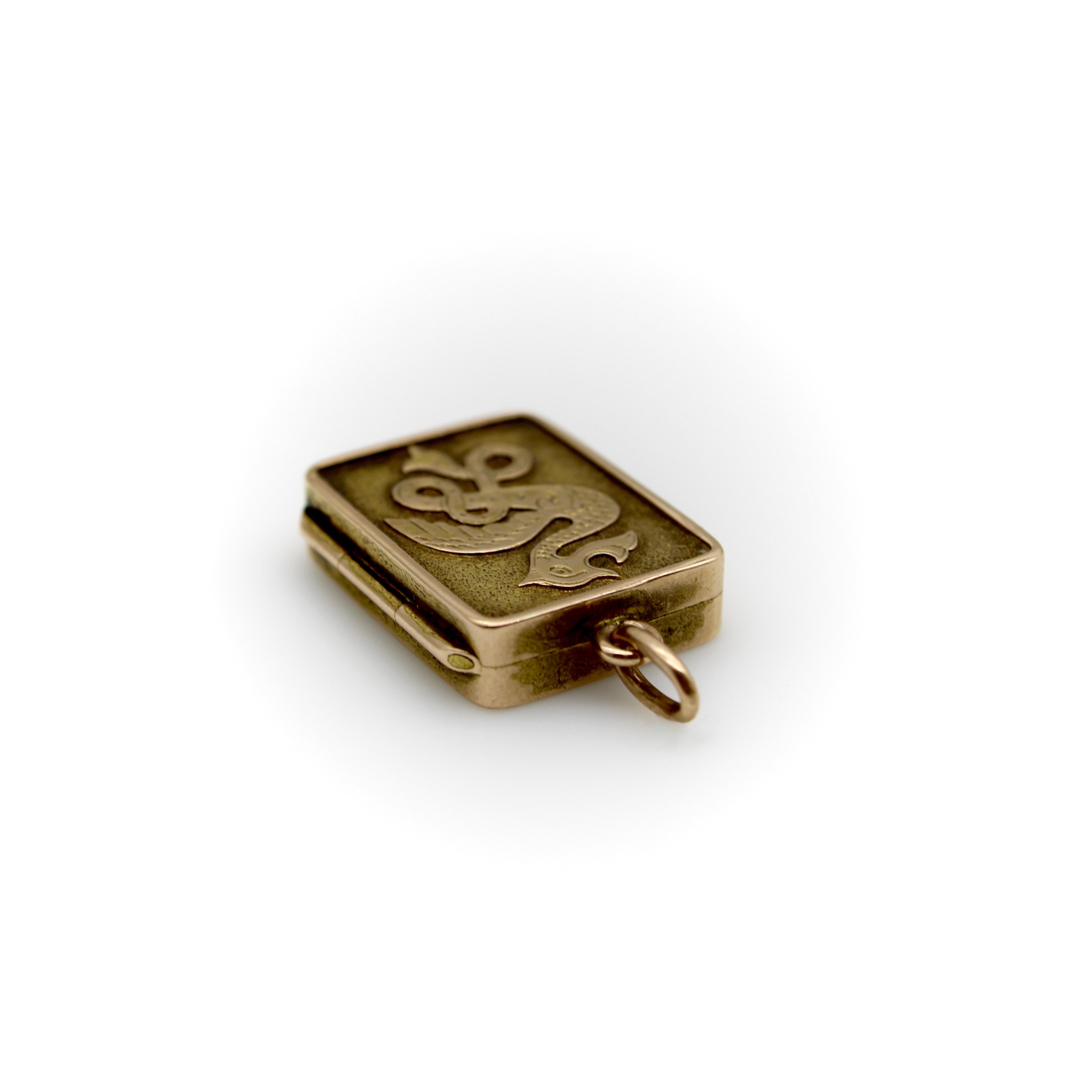 da uomo o donna Medaglione vittoriano con animali celtici in oro 14K in vendita