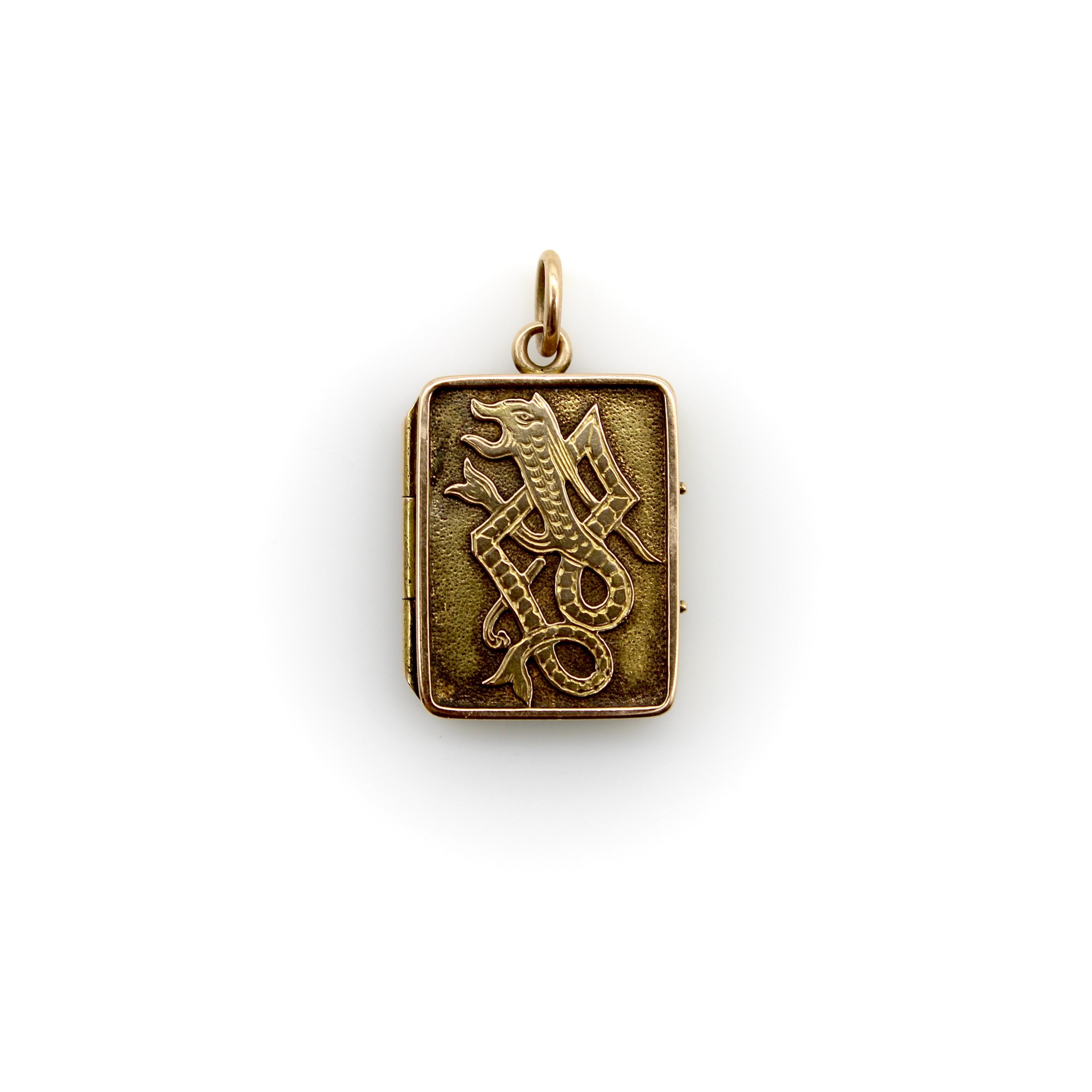 Medaglione vittoriano con animali celtici in oro 14K in vendita 1
