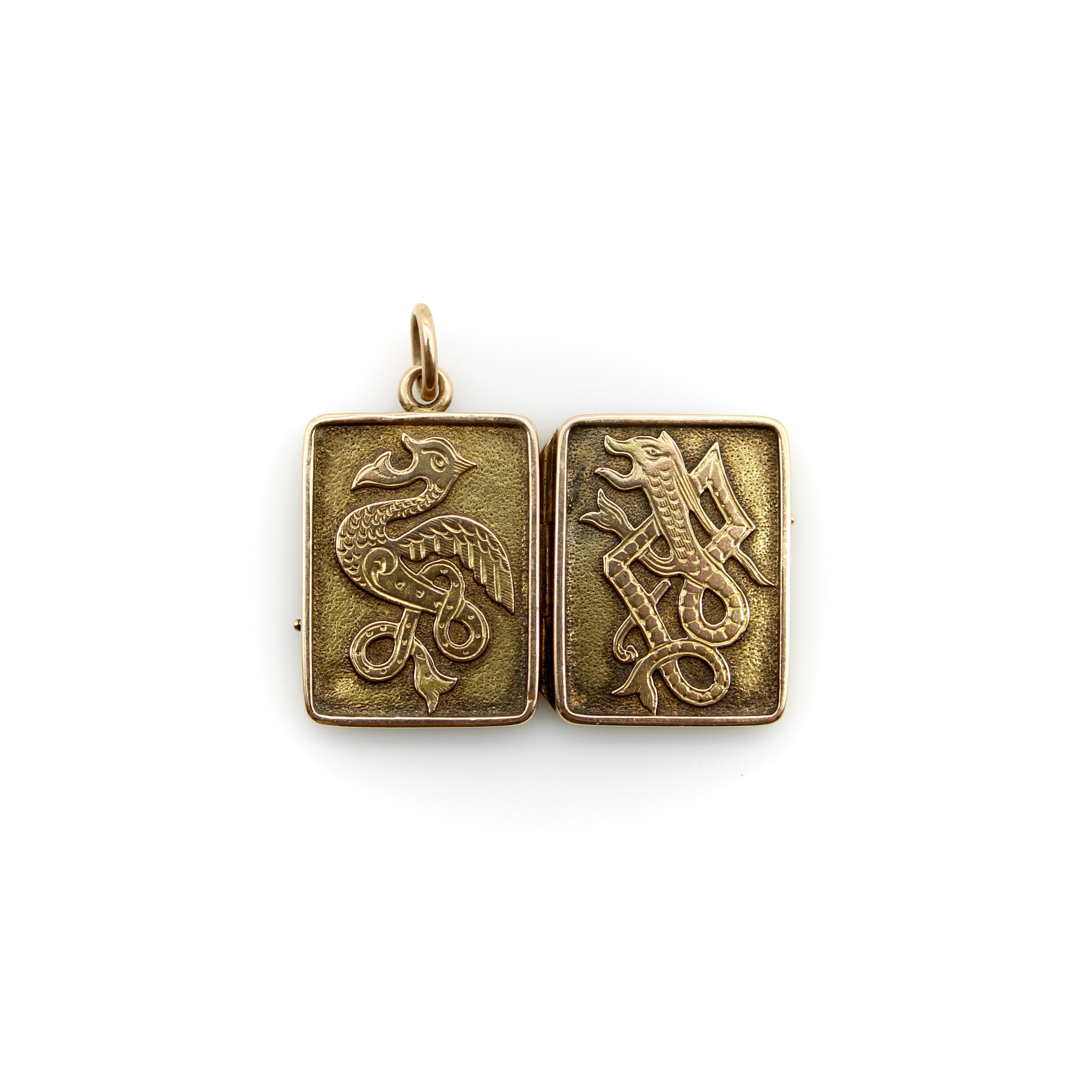 Medaglione vittoriano con animali celtici in oro 14K in vendita 2