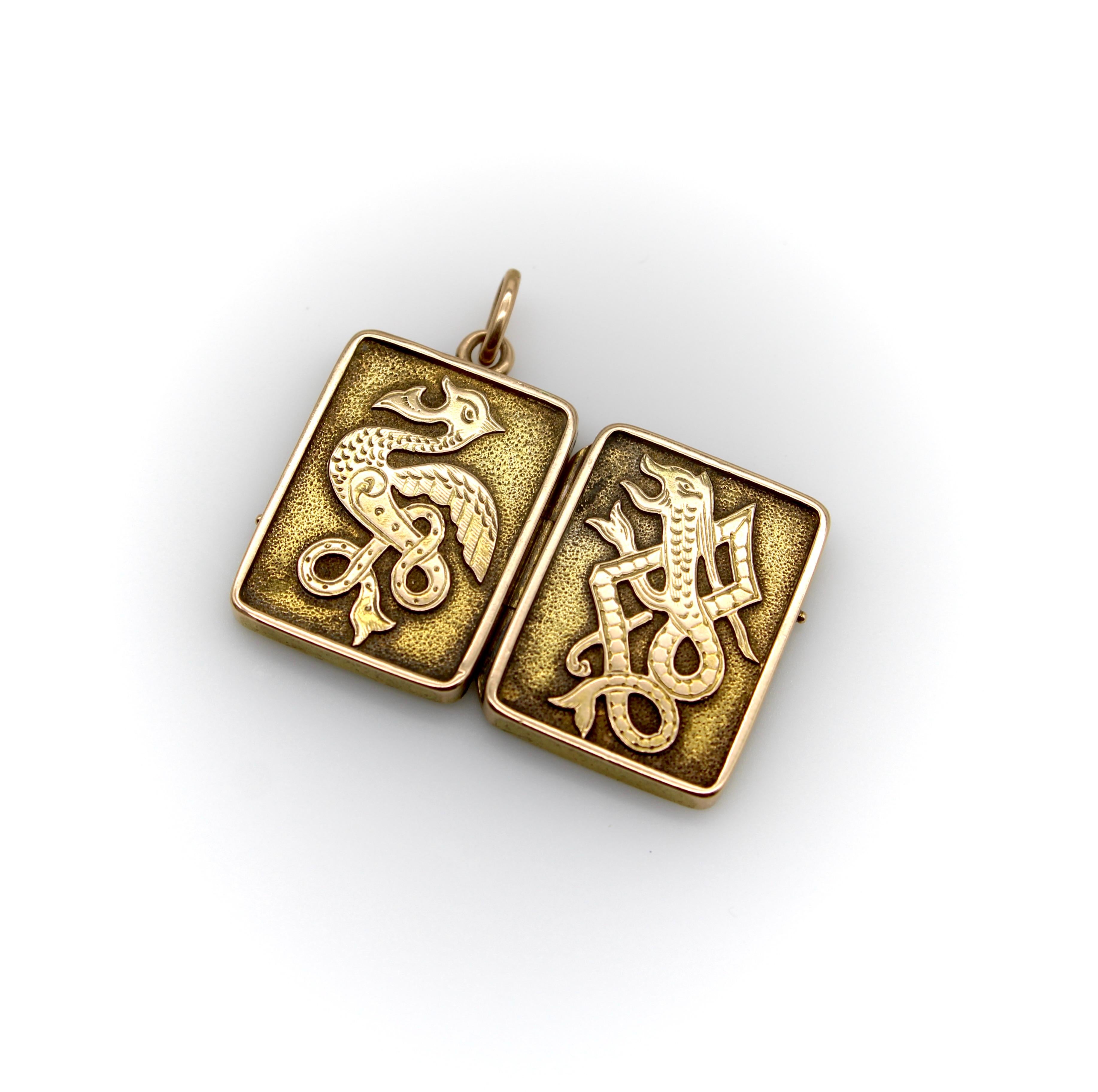 Medaglione vittoriano con animali celtici in oro 14K in vendita 3