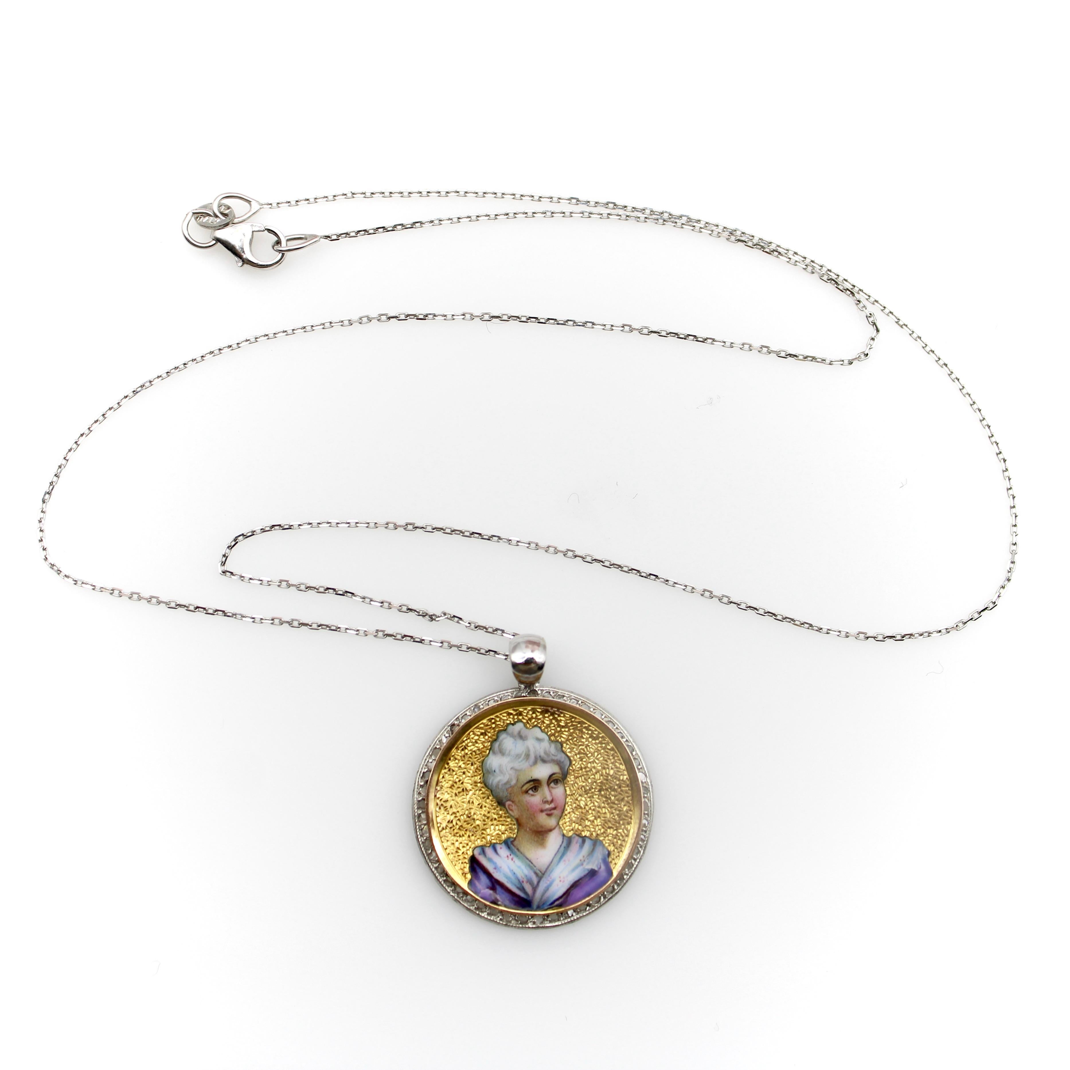 Ein hübsches viktorianisches, mit Emaille bemaltes Miniaturporträt einer Dame in einem Medaillon, umgeben von winzigen Diamanten im Rosenschliff auf Platin. Das Medaillon misst 7/8 Zoll und hat ein konkaves Design, mit 14-karätigem Gold und