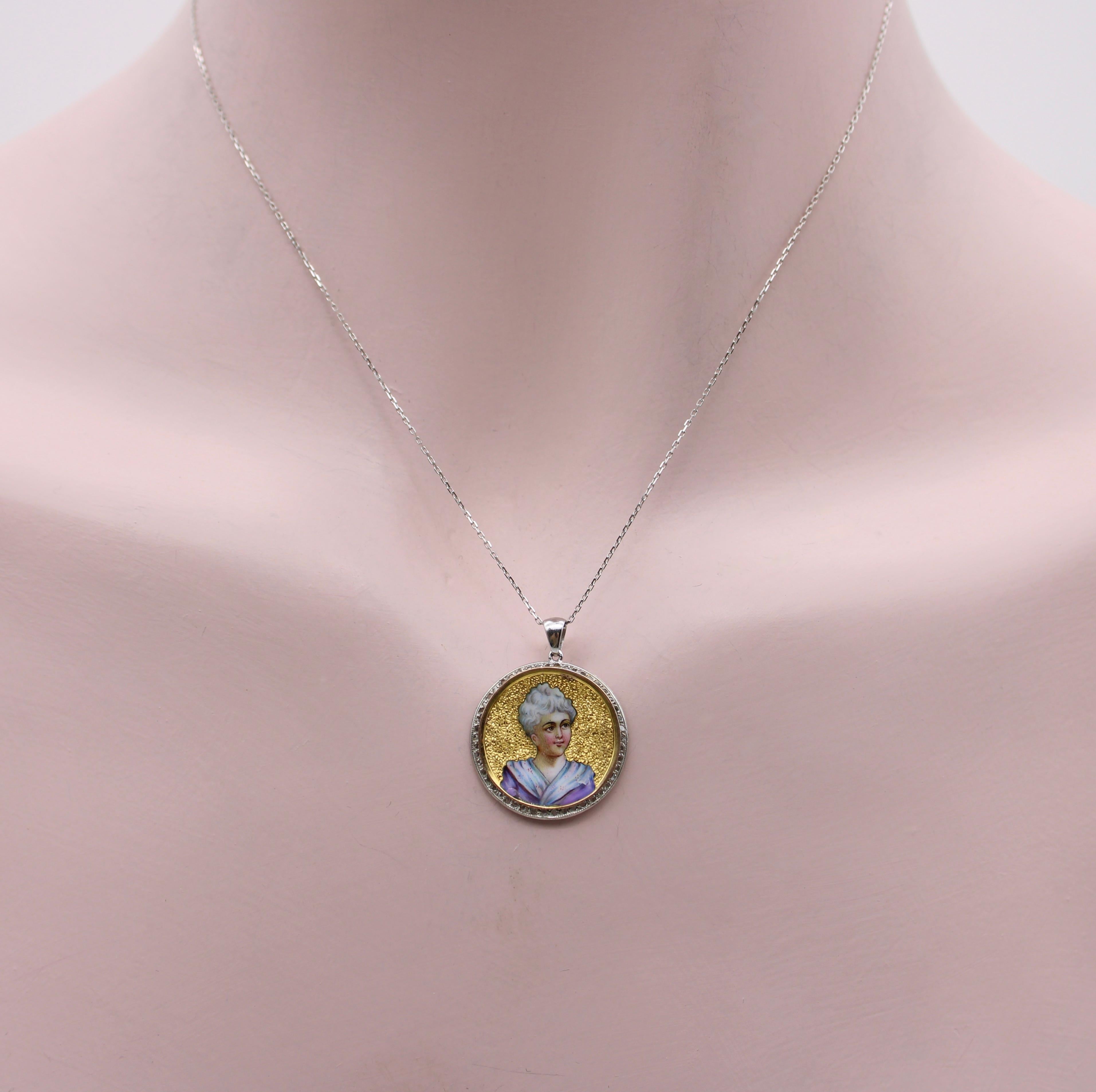 Taille rose Médaillon portrait miniature victorien en or 14 carats et émail avec chaîne en or 14 carats en vente