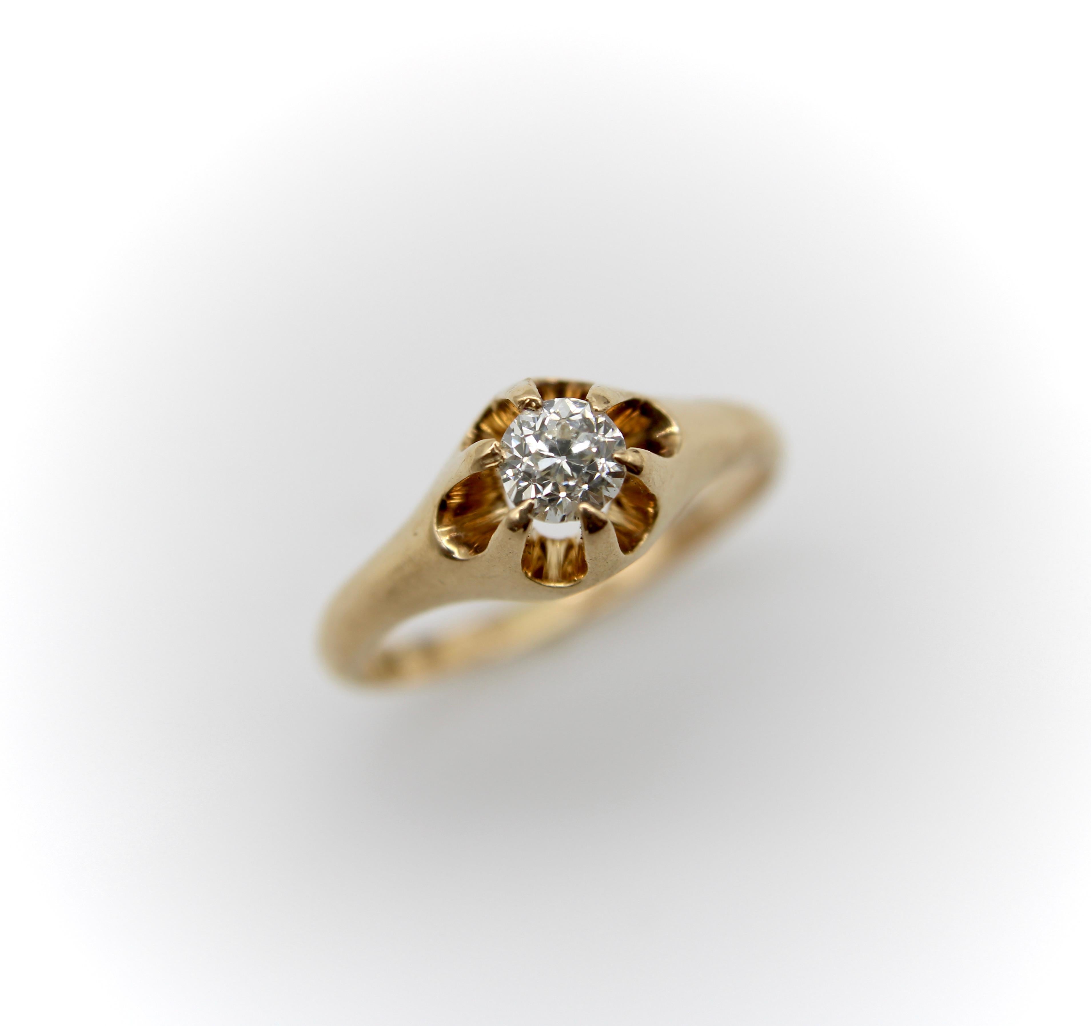 Ein prächtiger Diamant mit altem europäischem Schliff und hoher Tafel ist in einer hochzackigen Butterblumenfassung gefasst. Der Ring ist auf der Innenseite des Bandes mit 14K markiert und stammt aus der viktorianischen Ära. Es ist für eine