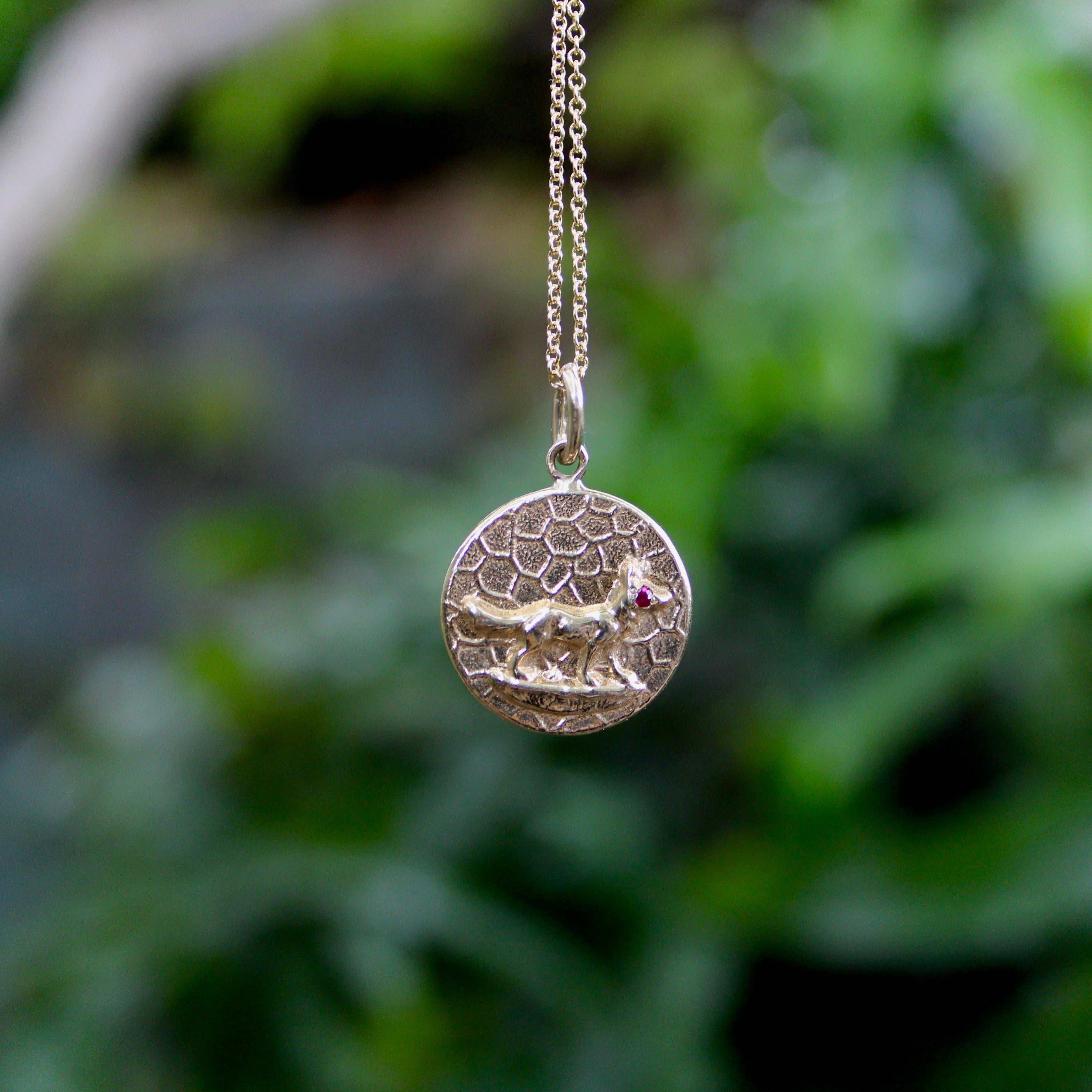 Ciondolo a forma di volpe di ispirazione vittoriana in oro 14K in vendita 2